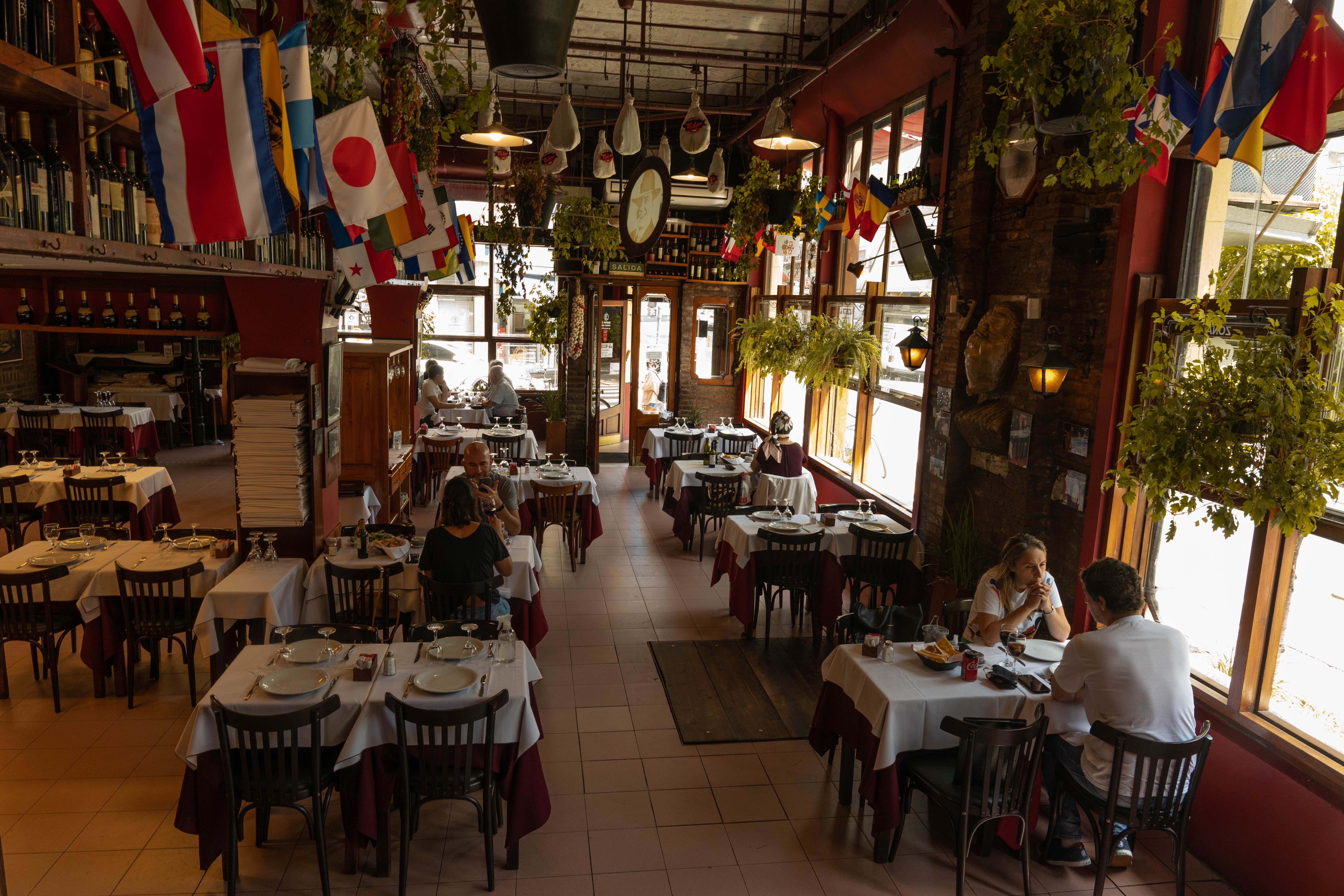 El aforo adentro de los restaurantes deberá ser del 30% (Franco Fafasuli)