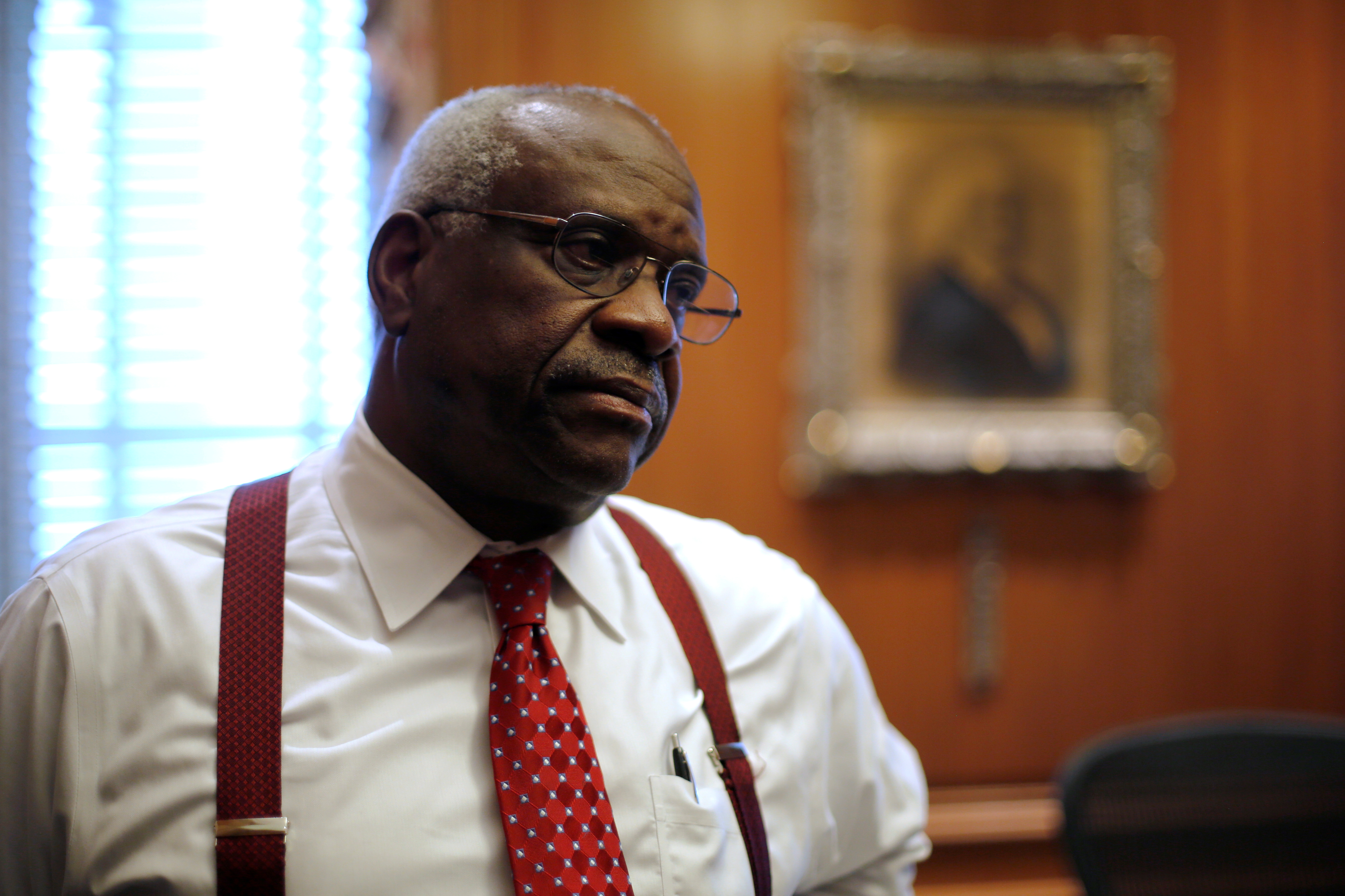 El juez de la Corte Suprema de Estados Unidos, Clarence Thomas, en su despacho en el edificio de la Corte Suprema de Estados Unidos en Washington (REUTERS/Jonathan Ernst)