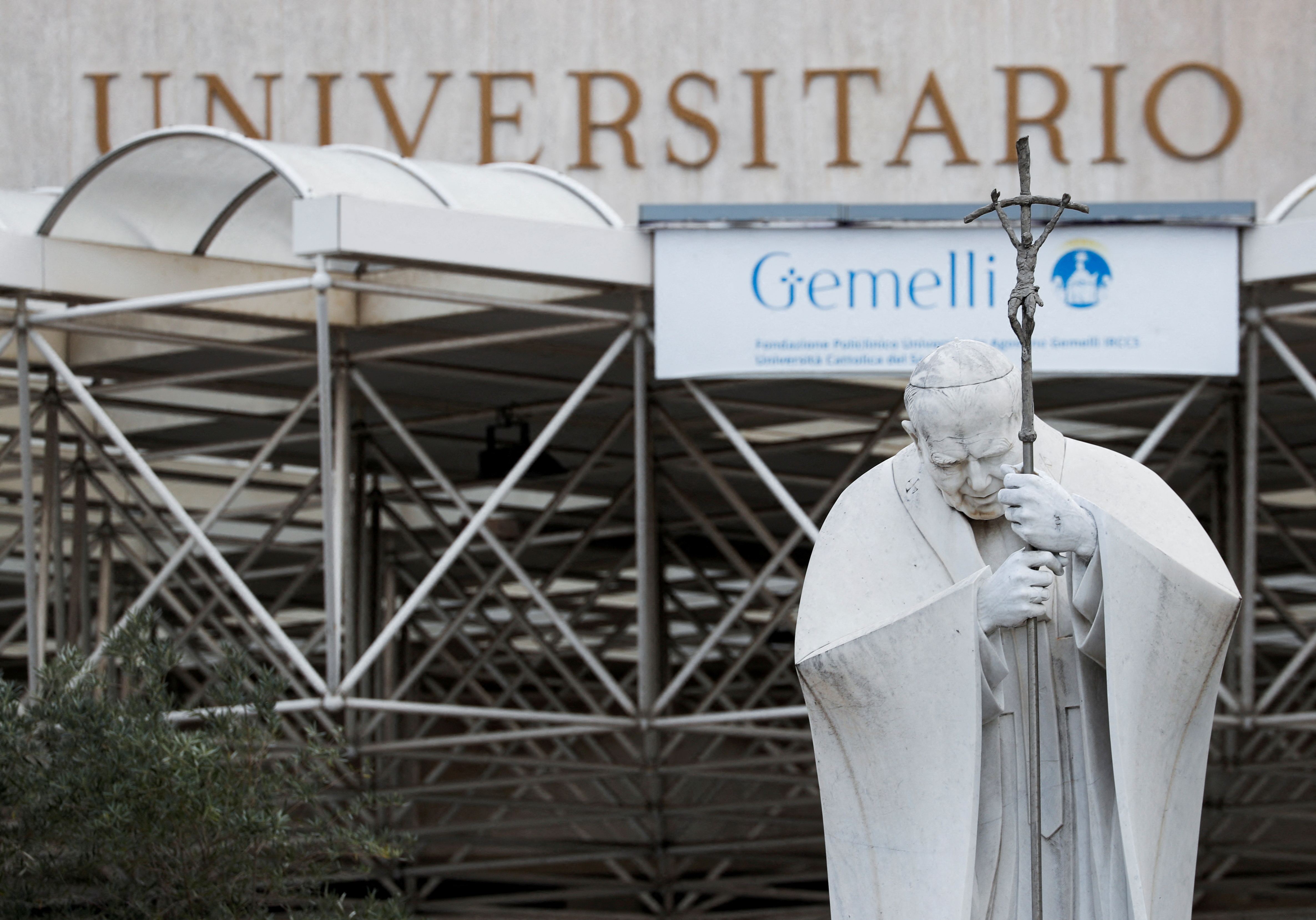 Una estatua del papa Juan Pablo II frente al hospital Gemelli de Roma (REUTERS/Remo Casilli)