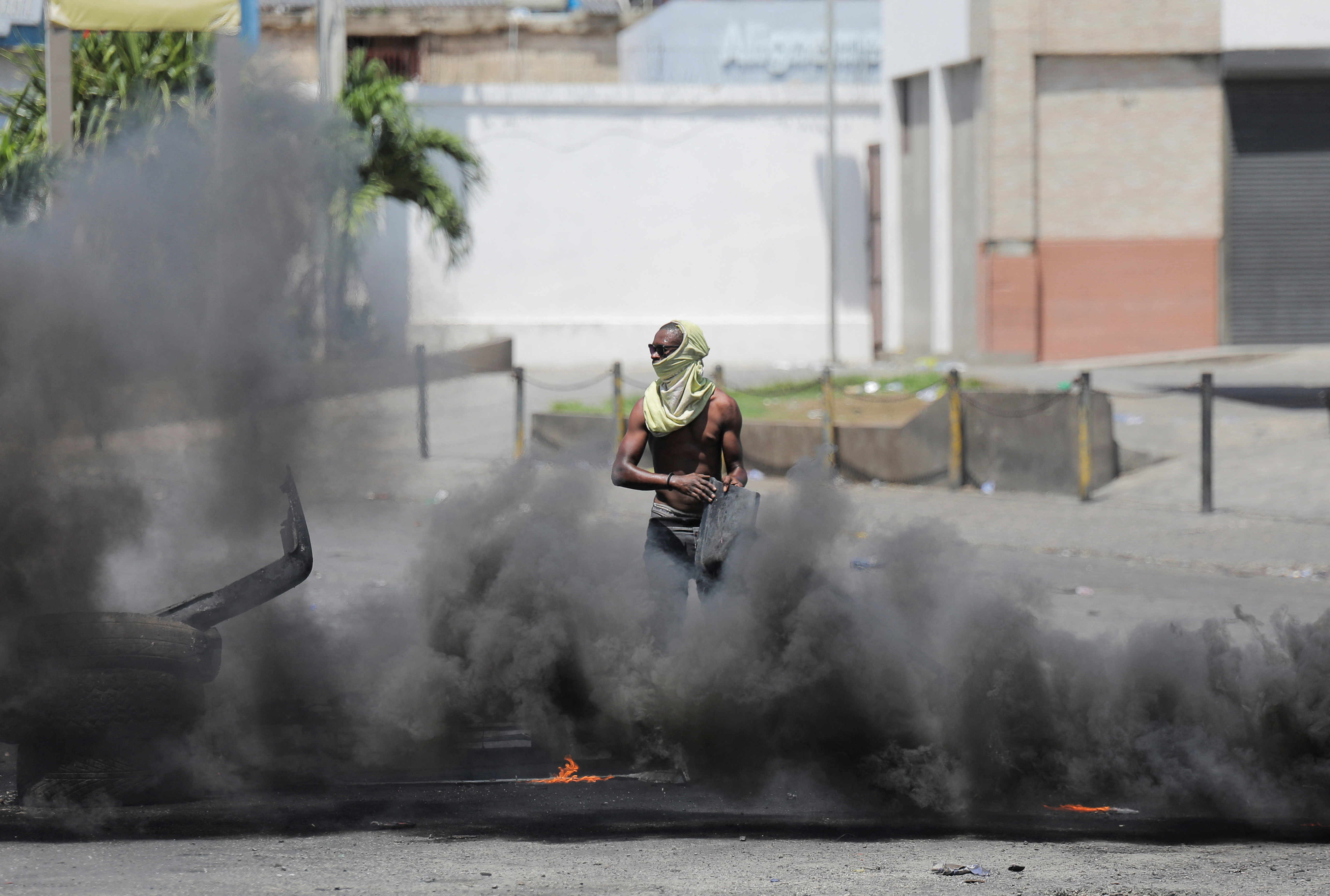 Un manifestante corta la calle (REUTERS/Ralph Tedy Erol)