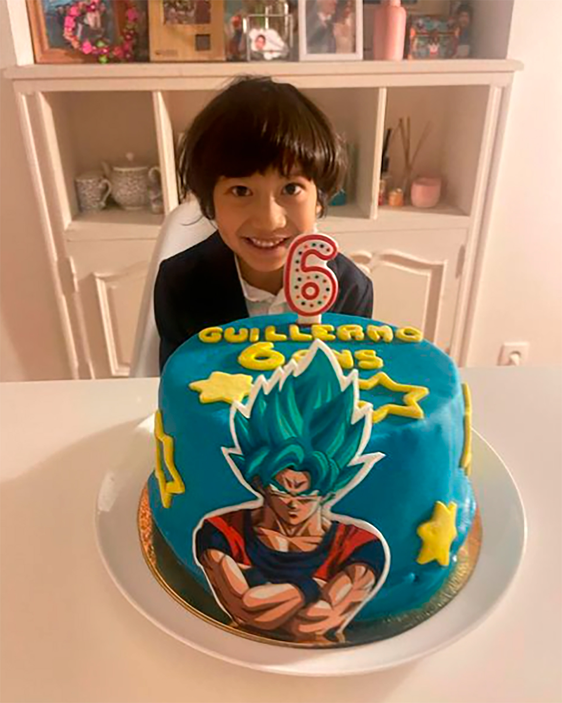 Guillermo Jr. con su torta de cumpleaños