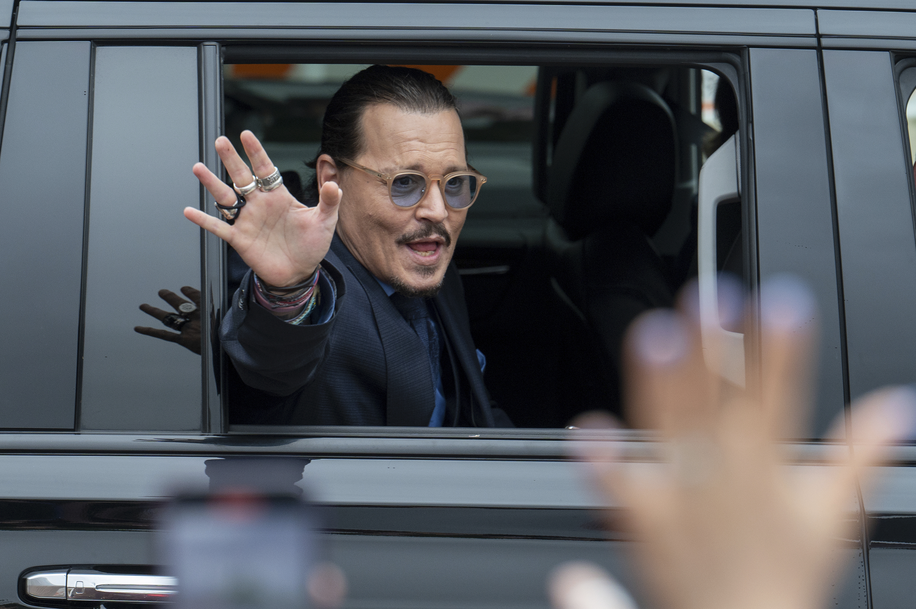 ARCHIVO – El actor Johnny Depp saluda a sus simpatizantes al salir de la corte del condado de Fairfax durante su muy difundido juicio por difamación contra su exesposa Amber Heard, el 27 de mayo de 2022 en Fairfax, Virginia. (Foto AP/Craig Hudson, archivo)