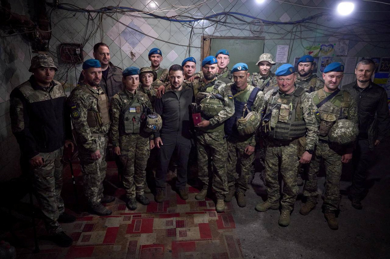 Volodimir Zelensky visitó el frente de batalla en el este de Ucrania para celebrar el Día de los Marinos