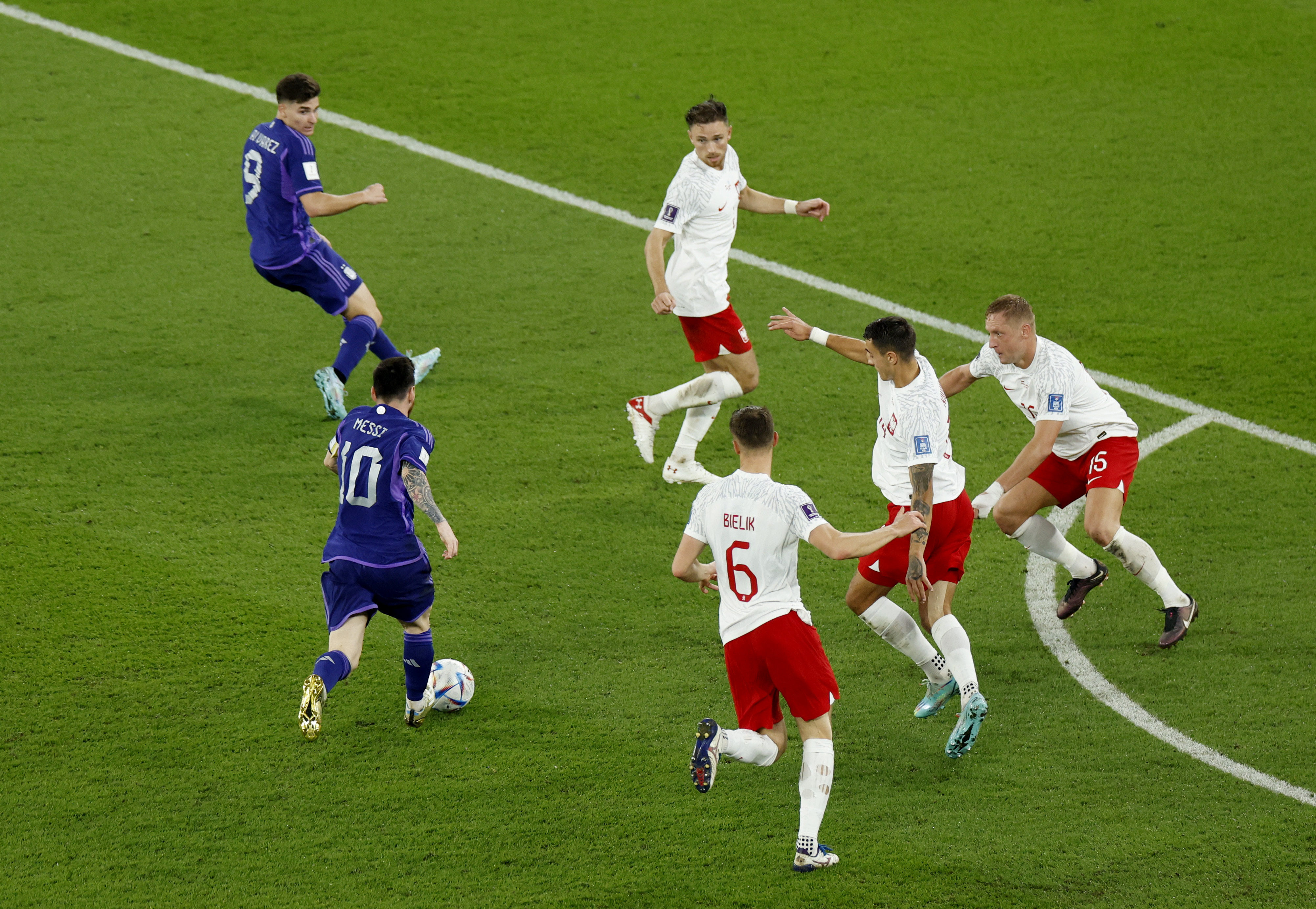 Messi encara a Kamil Glik. Foto: REUTERS/Issei Kato