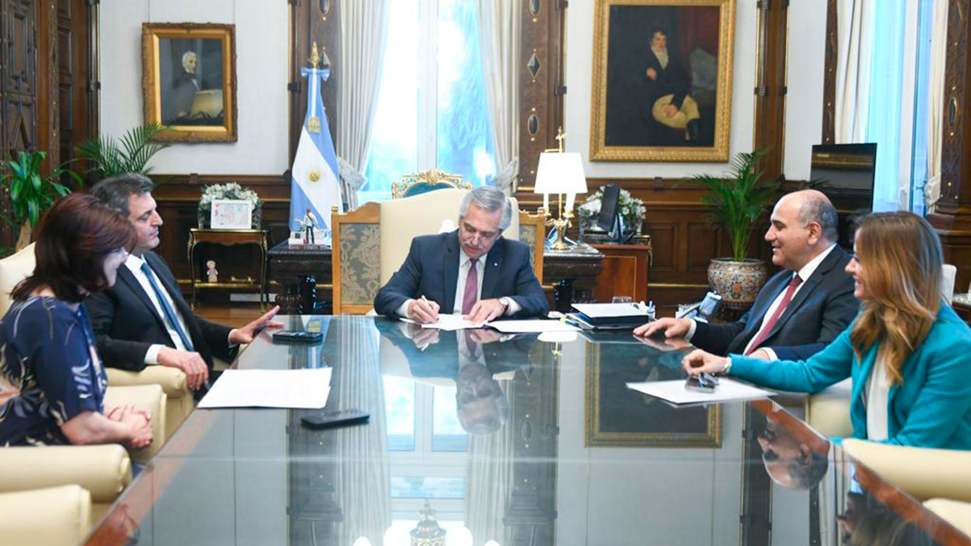 Alberto Fernández, acompañado por sus principales ministros firmó el decreto 728/2022 que impide la incorporación de nuevos beneficiarios al programa Potenciar Trabajo