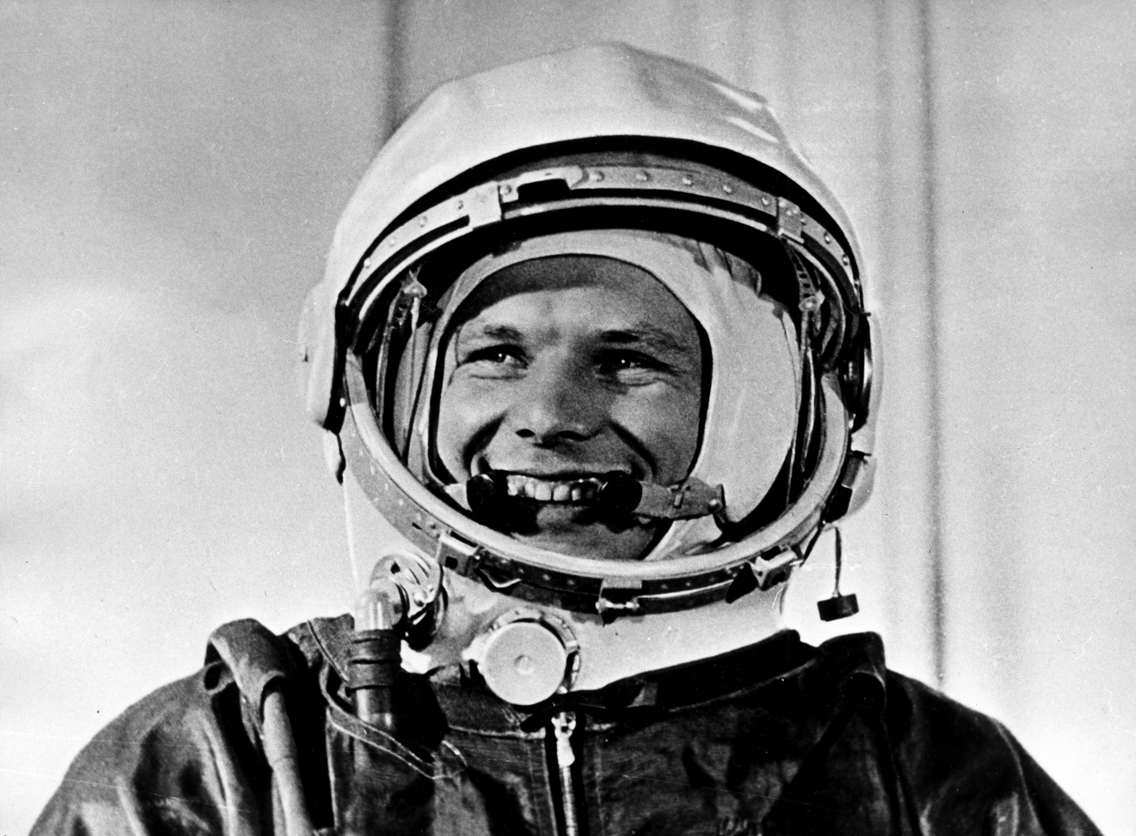 En la imagen de archivo, el astronauta ruso Yuri Gagarin se muestra feliz a su regreso a la Tierra tras permanecer más de una hora fuera de  la atmósfera terrestre a bordo de la nave "Vostok". EFE/TASS
