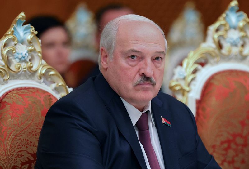 El presidente bielorruso, Alexander Lukashenko, asiste a una reunión con el presidente tayiko, Emomali Rakhmon, en Dusanbé, Tayikistán. REUTERS/Didor Sadulloev/Archivo