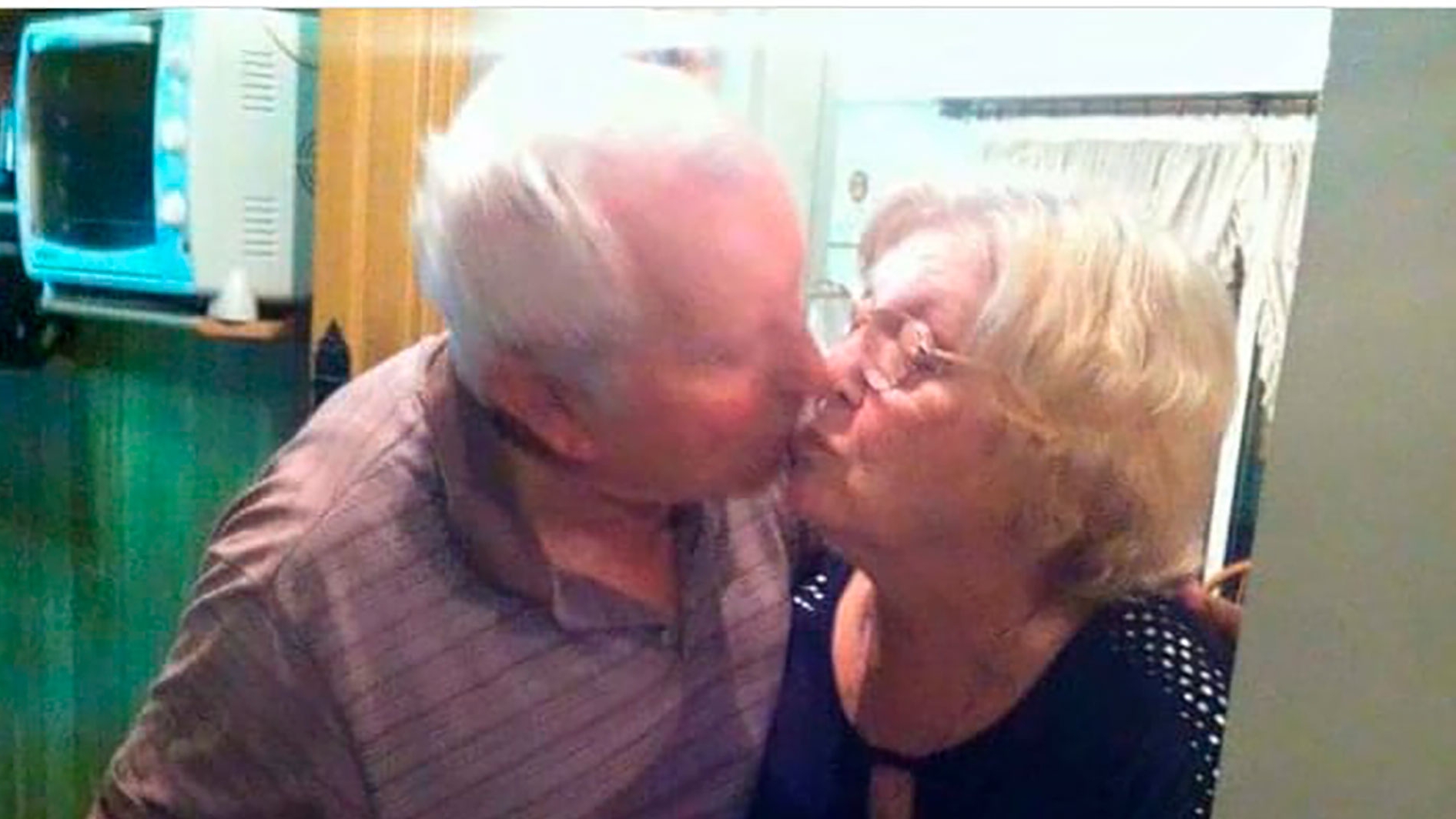 Ella tuvo Alzheimer y él la cuidó hasta el último día: bombones de fruta, helado y un abrazo desesperado   