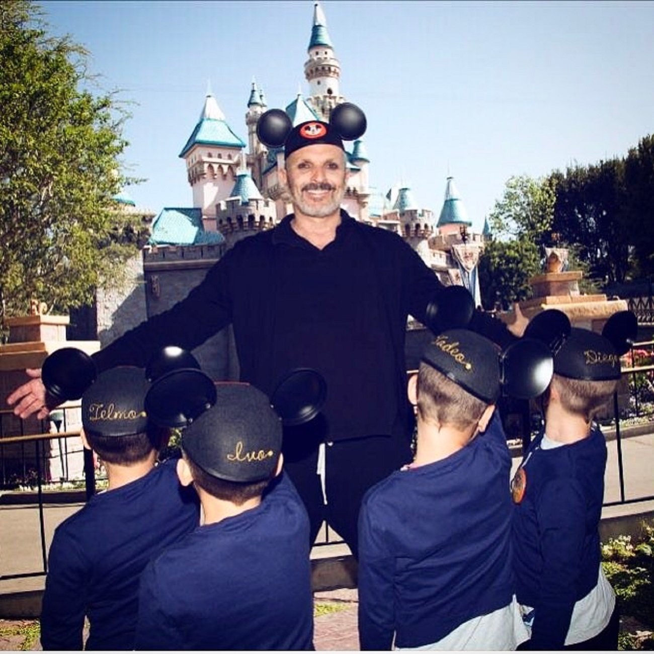 Hace unos años el cantante publicó esta foto donde aparece con sus cuatro hijos en Disney (Foto: Instagram de Miguel Bosé)