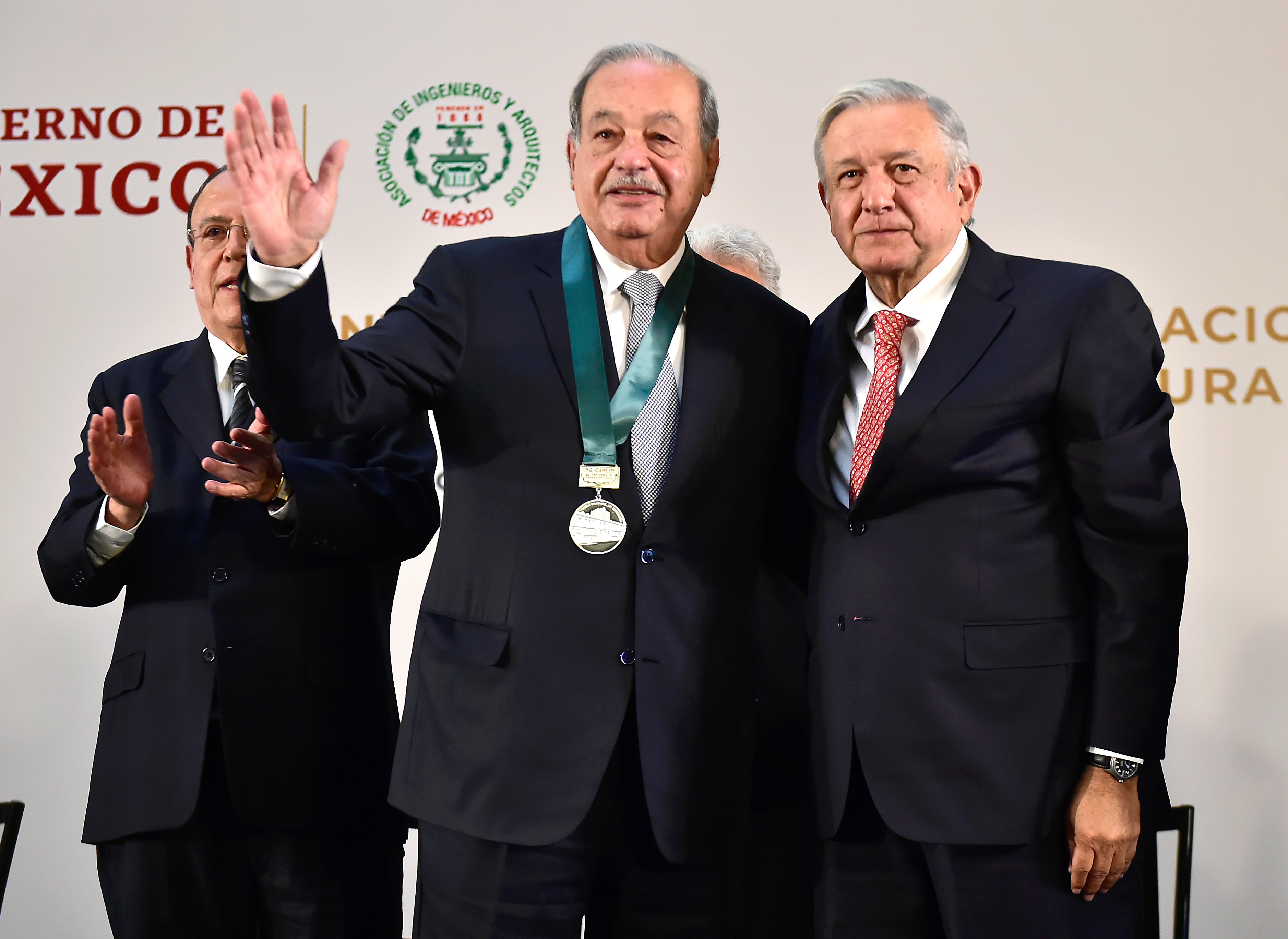 Andrés Manuel López Obrador, presidente de México, entregó los Premios Nacionales de Ingeniería y Arquitectura en Palacio Nacional. Entre los galardonados estuvo el ingeniero Carlos Slim Helú (Foto: Presidencia/Cuartoscuro)
