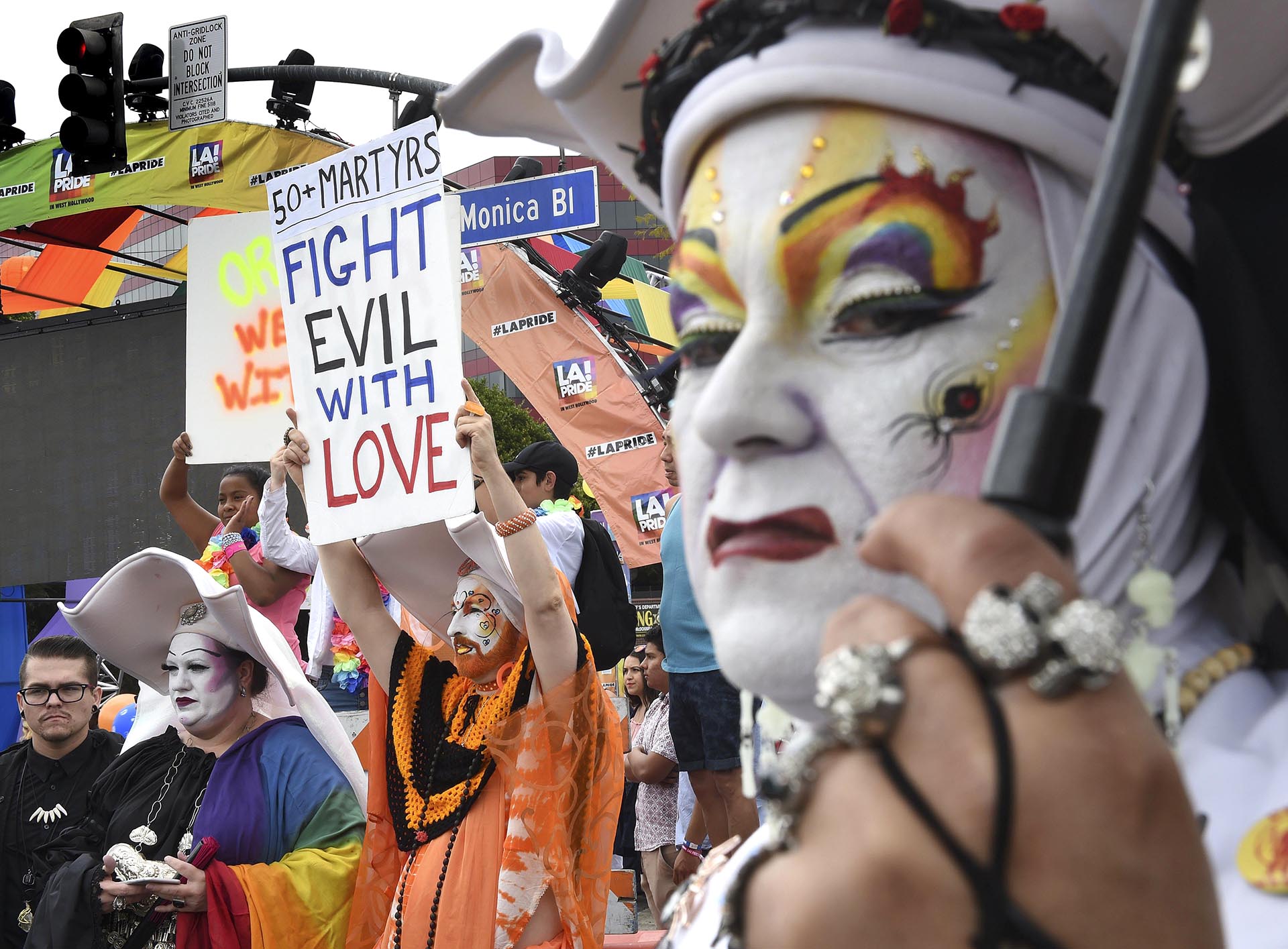 Los participantes muestran su apoyo a las víctimas del tiroteo en un club nocturno de Orlando durante el Desfile del Orgullo del 12 de junio de 20116 en Los Ángeles, California
