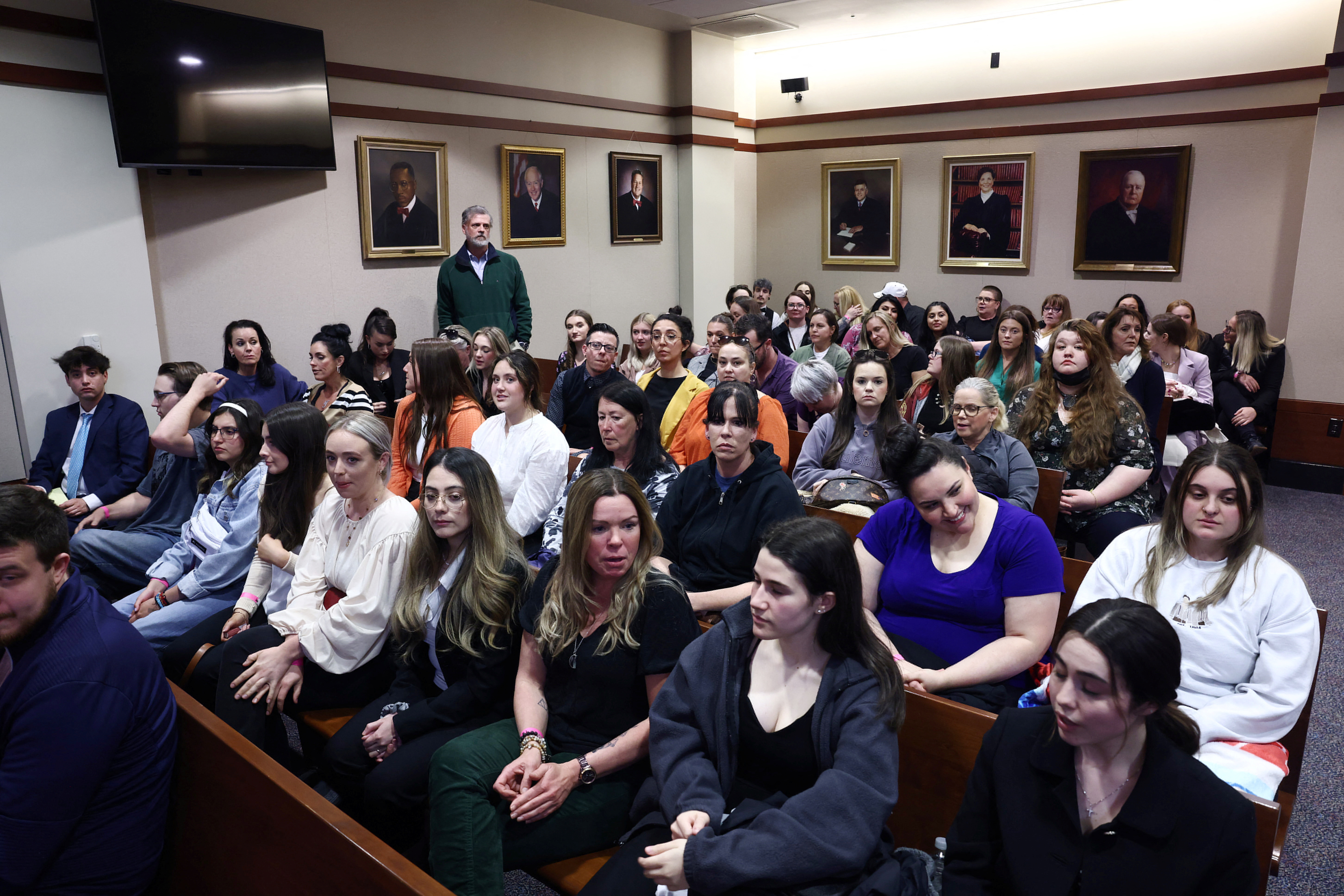 Spectators fill the courtroom (Jim Lo Scalzo/REUTERS)