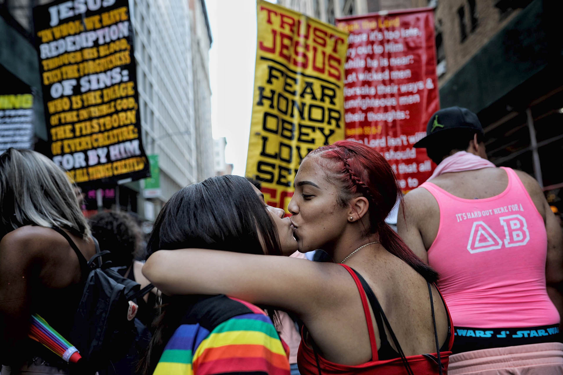 Una imagen del desfile por el Orgullo LGBT+ de 2019 de Nueva York, donde se conmemoraron 50 años de los levantamientos de Stonewall. (AP Photo/Wong Maye-E)