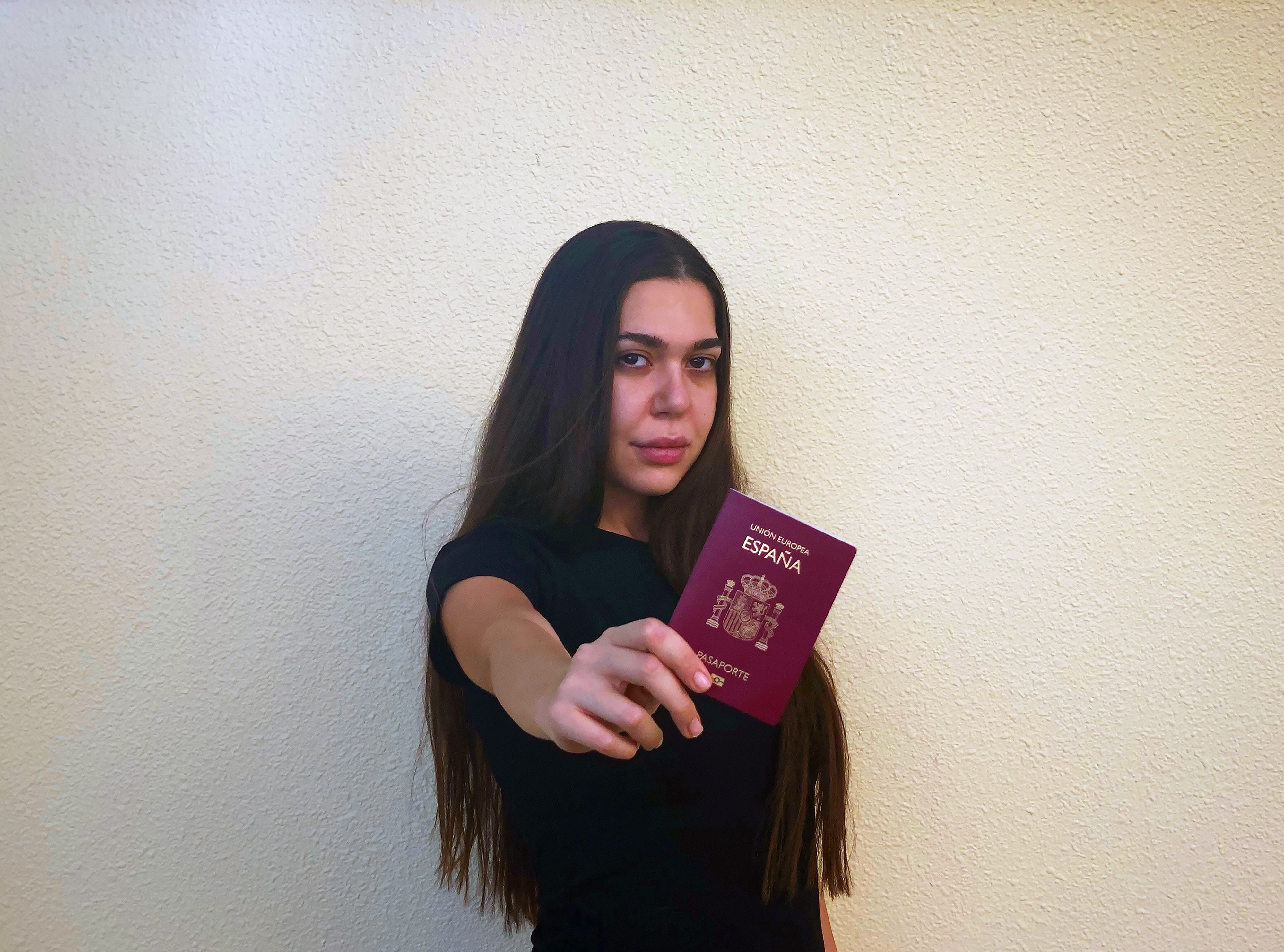 Heba Iskandarani posa con el pasaporte espa&#241;ol, conseguido el pasado mes de septiembre por su origen jud&#237;o sefard&#237;, desde Emiratos &#193;rabes en una imagen facilitada por ella. EFE

