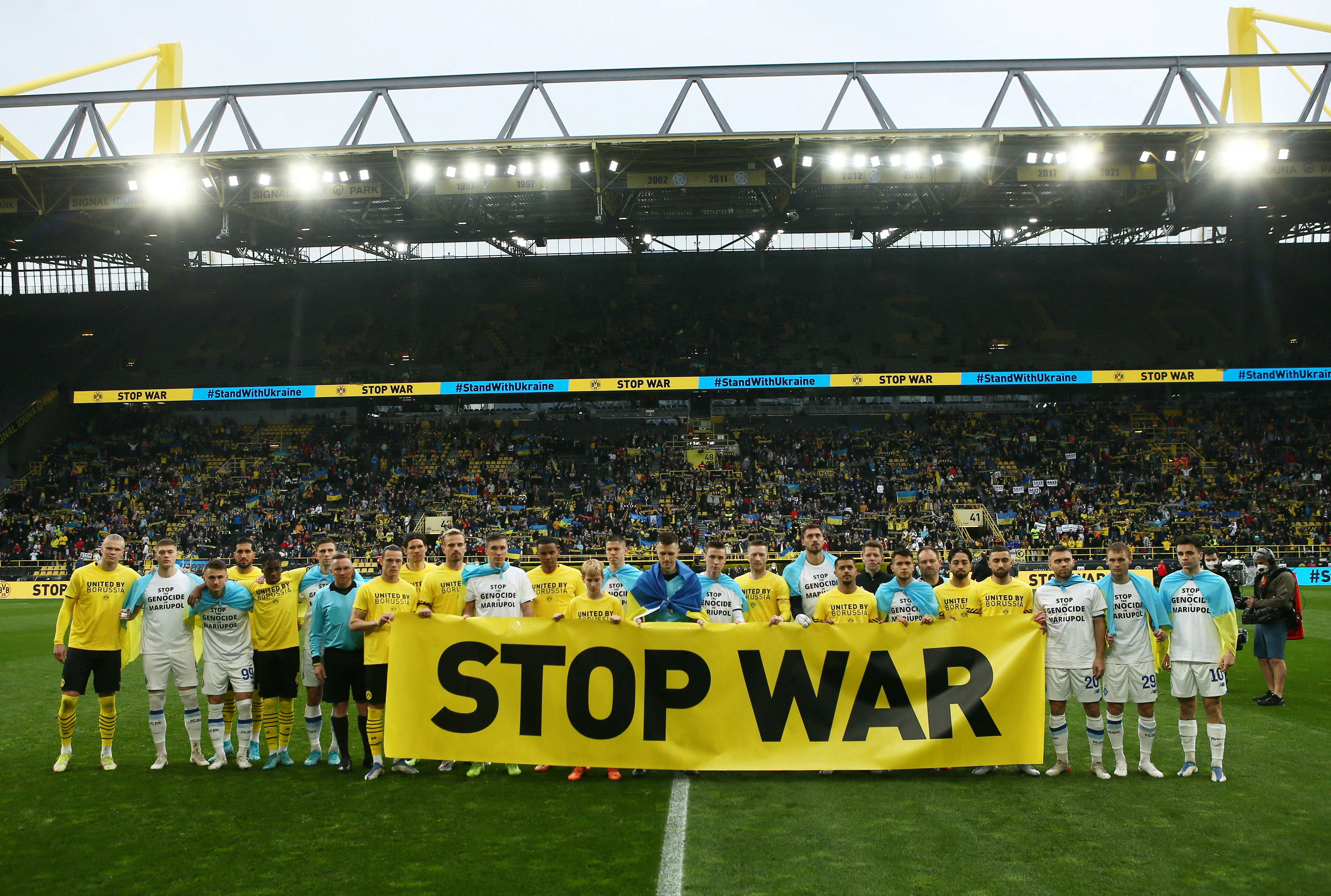 Un amistoso entre Borussia Dortmund v Dynamo de Kiev para reclamar el fin de la guerra el 26 de abril (REUTERS/Thilo Schmuelgen)
