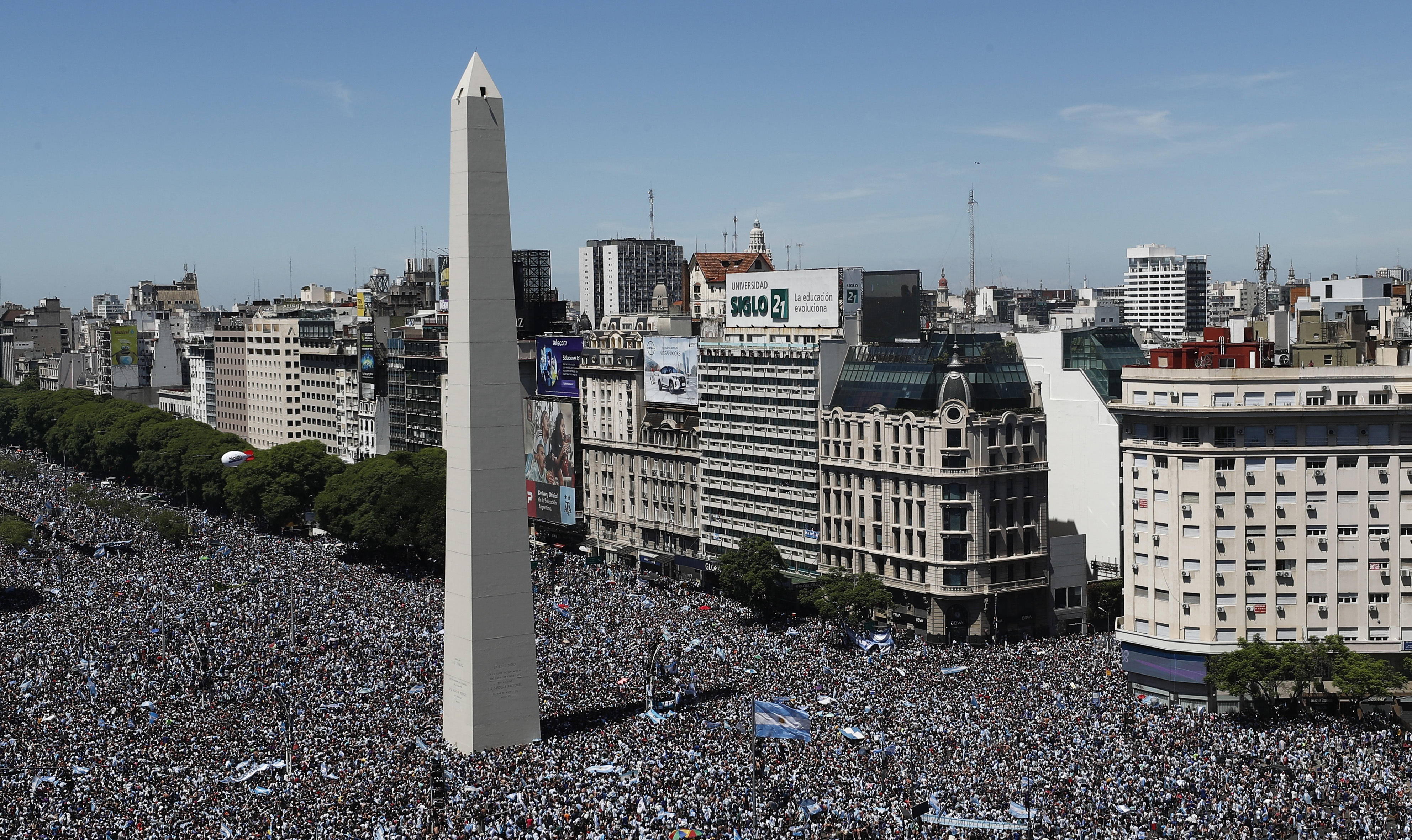 El Obelisco también está estallado de gente (REUTERS/Agustin Marcarian)
