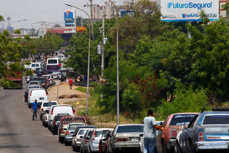 Personas con vehículos esperan en fila en un intento de rcargar combustible en una estación de servicio de la compañía petrolera estatal PDVSA en Maracaibo.(Foto de archivo-Reuters)