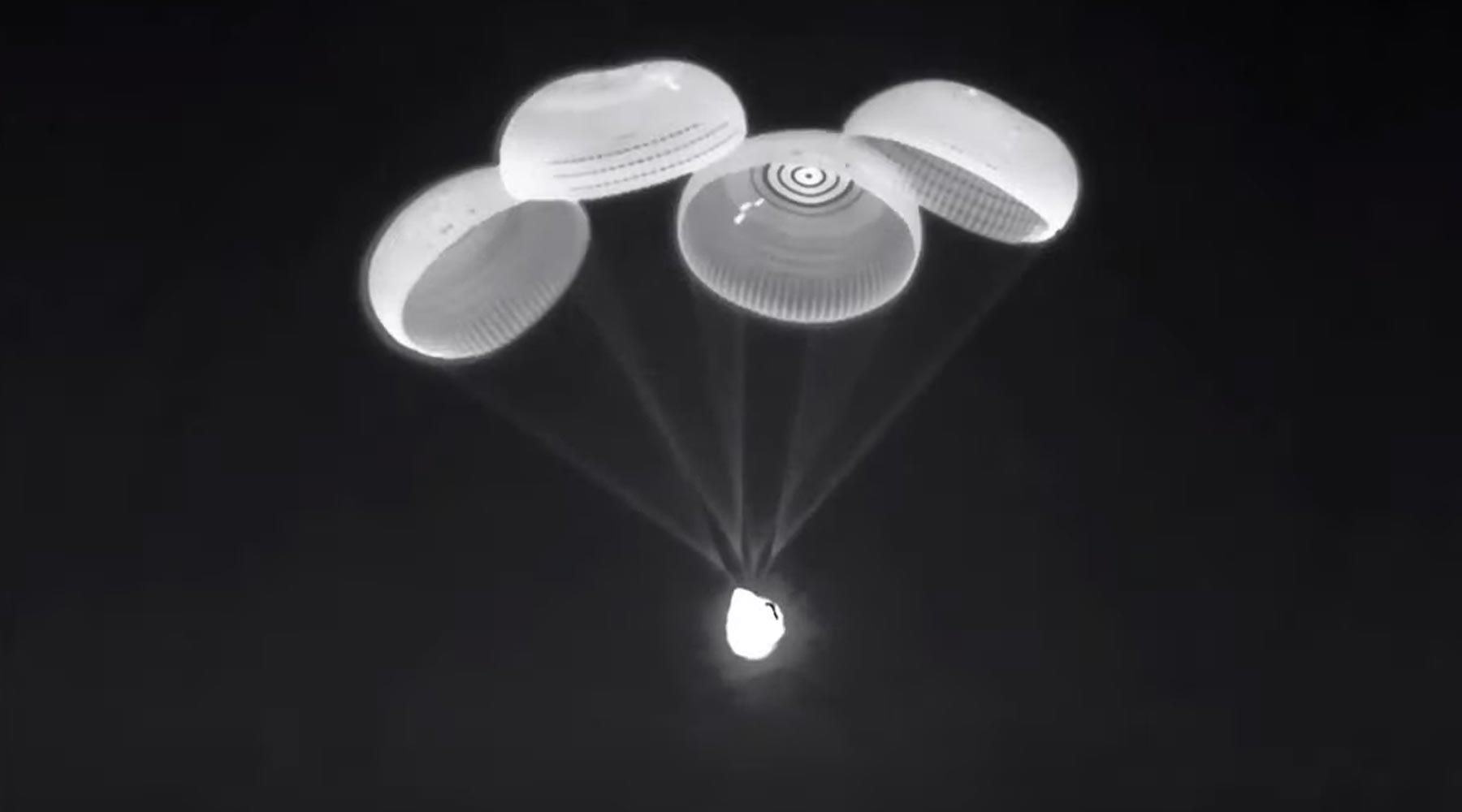 La nave espacial aterrizó con un paracaidas. (foto: SciTechDaily)
