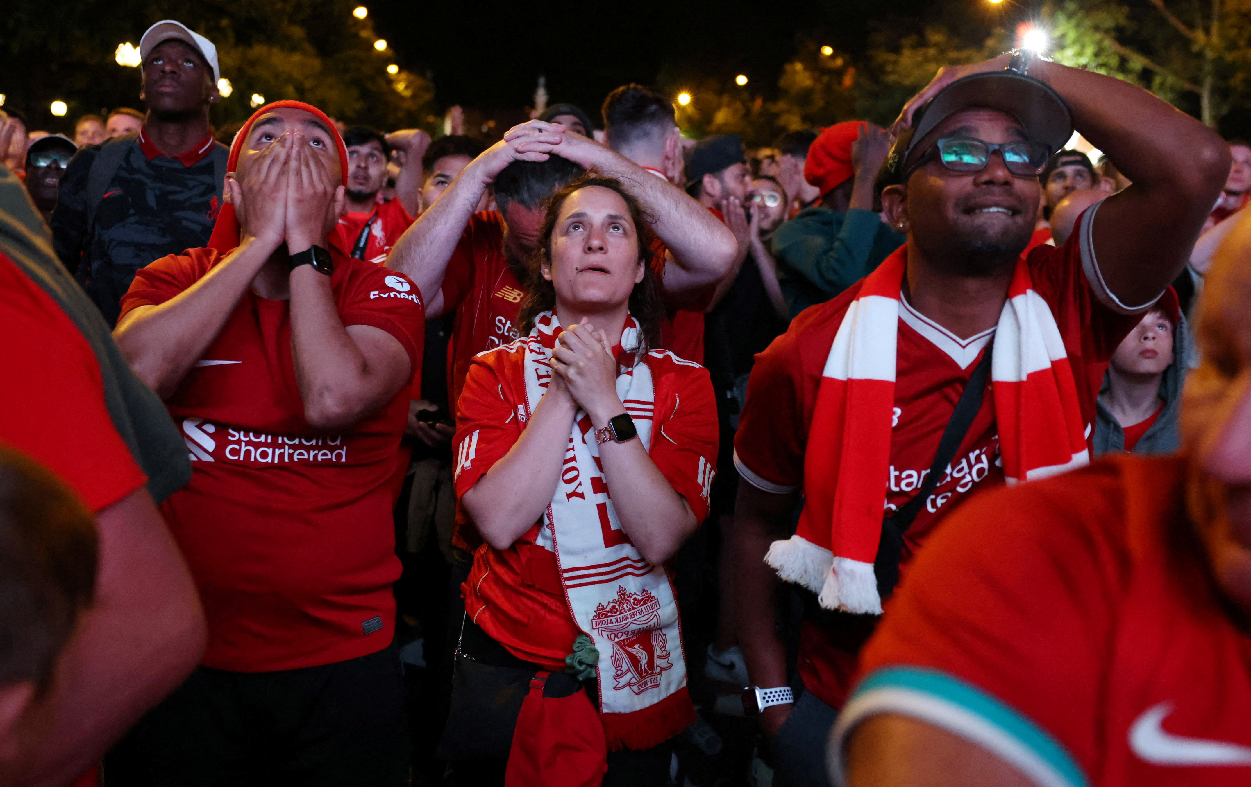 Los fanáticos del Liverpool que no consiguieron entrada se reunieron en distintos puntos públicos a mirar la final (Foto: Reuters)