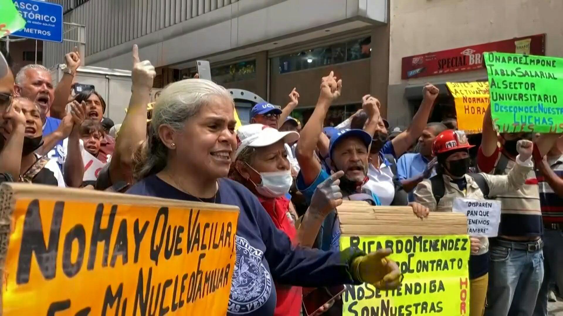 Al grito de "¡salarios justos!" cientos de maestros, profesores universitarios, trabajadores hospitalarios y jubilados de la administración pública marcharon este jueves en Caracas para exigir la revisión de las tablas salariales y el pago de beneficios pendientes. AFP