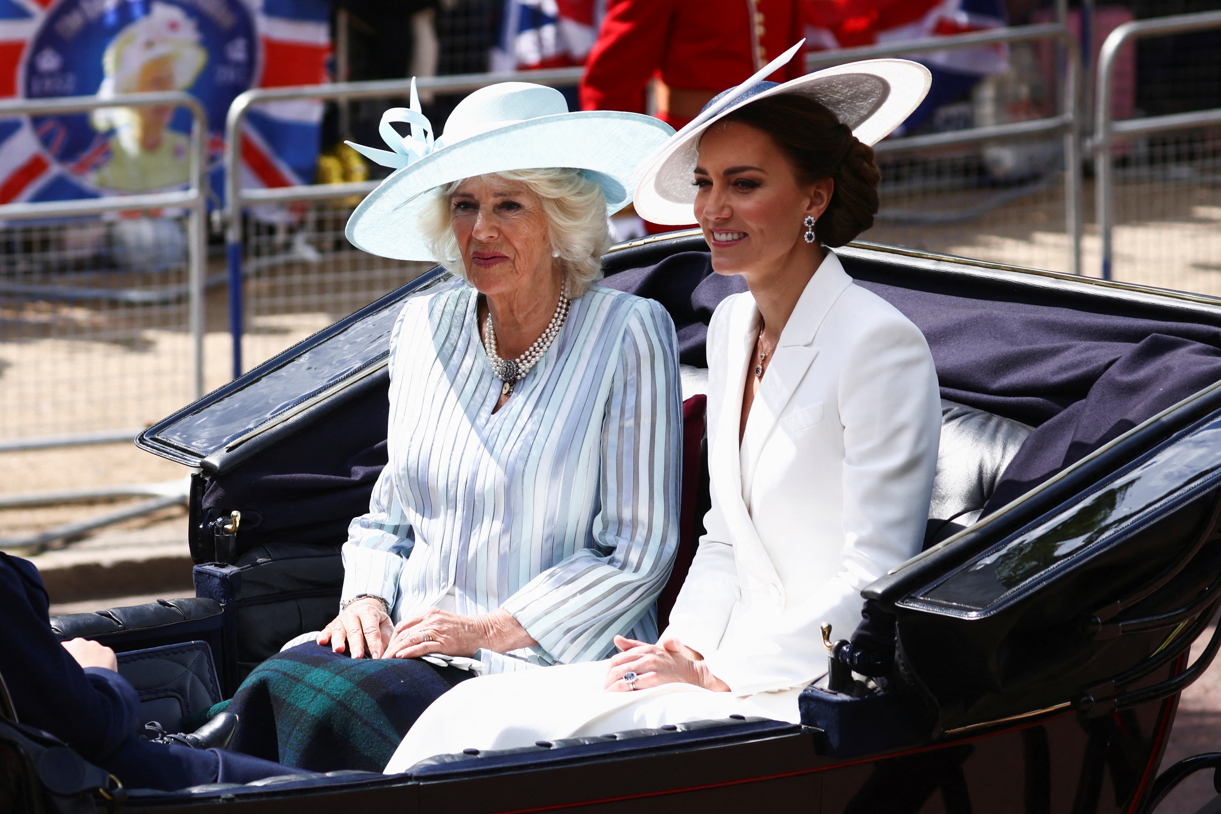 La britannica Kate, duchessa di Cambridge e Camilla, duchessa di Cornovaglia, viaggiano in carrozza durante la parata Trooping the Colour.  REUTERS/Henry Nicholls