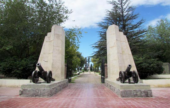 Monumento que recuerda el emplazamiento del campamento de El Plumerillo, en Mendoza