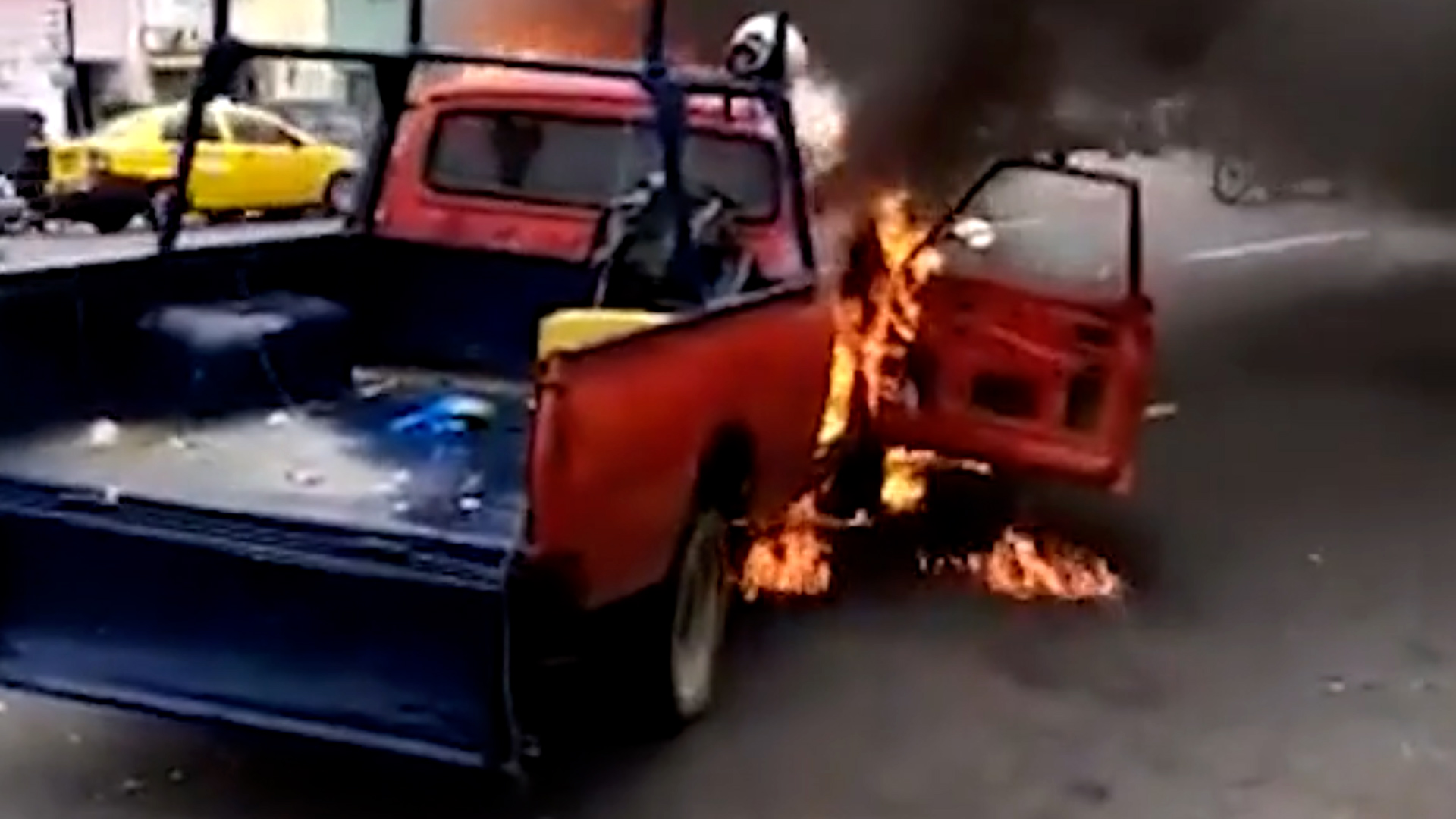 El conductor incendió su auto en plena vía pública para evitar que le confisquen el automotor.