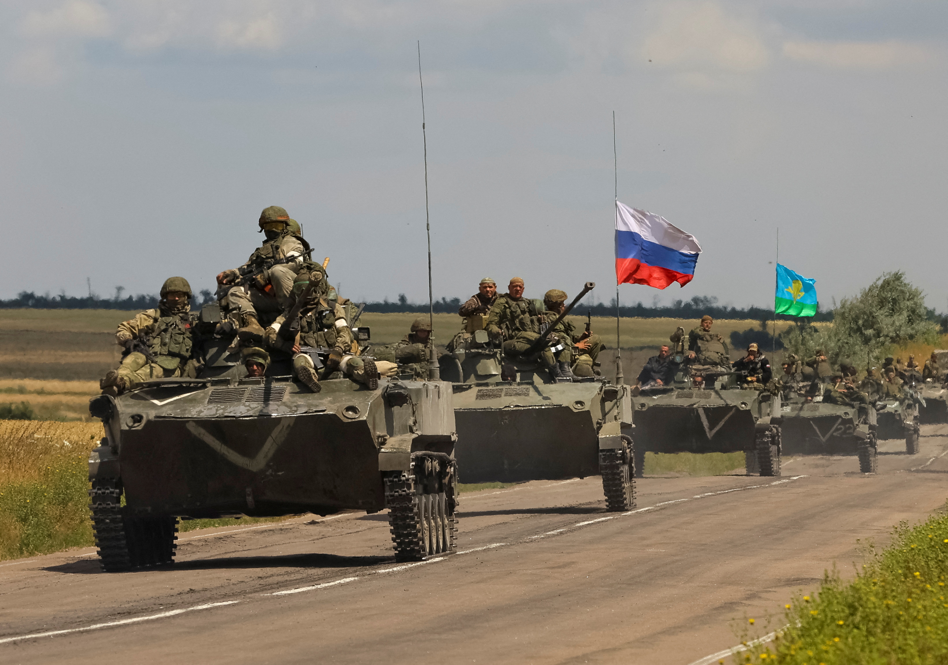 Un convoy blindado de tropas rusas circula por la región de Zaporizhzhia, controlada por Rusia (REUTERS/Alexander Ermochenko)