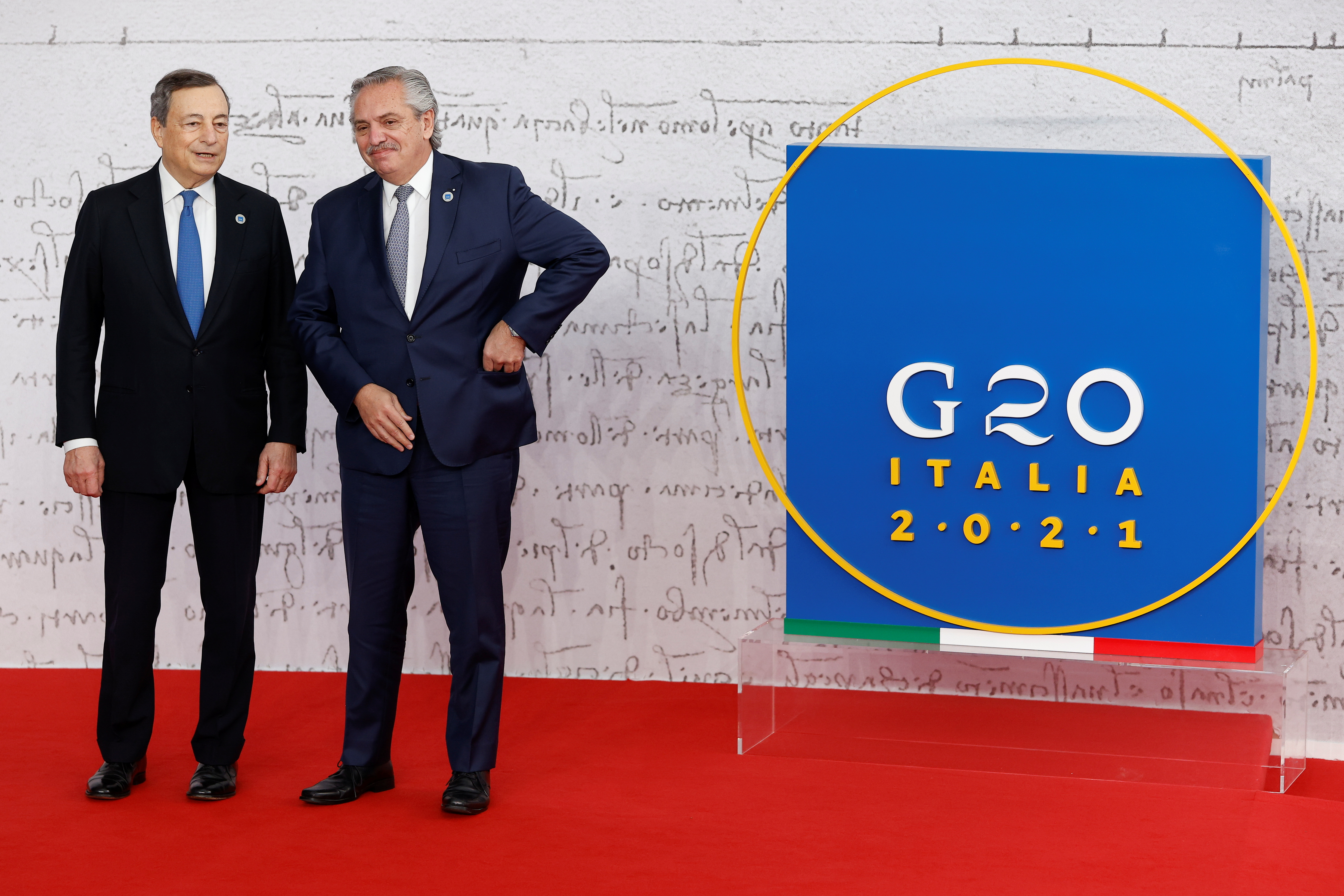 El presidente Alberto Fernández con su par italiano, Mario Draghi, uno de los miembros de la Academia a la que ahora se suma Guzmán
 REUTERS/Guglielmo Mangiapane