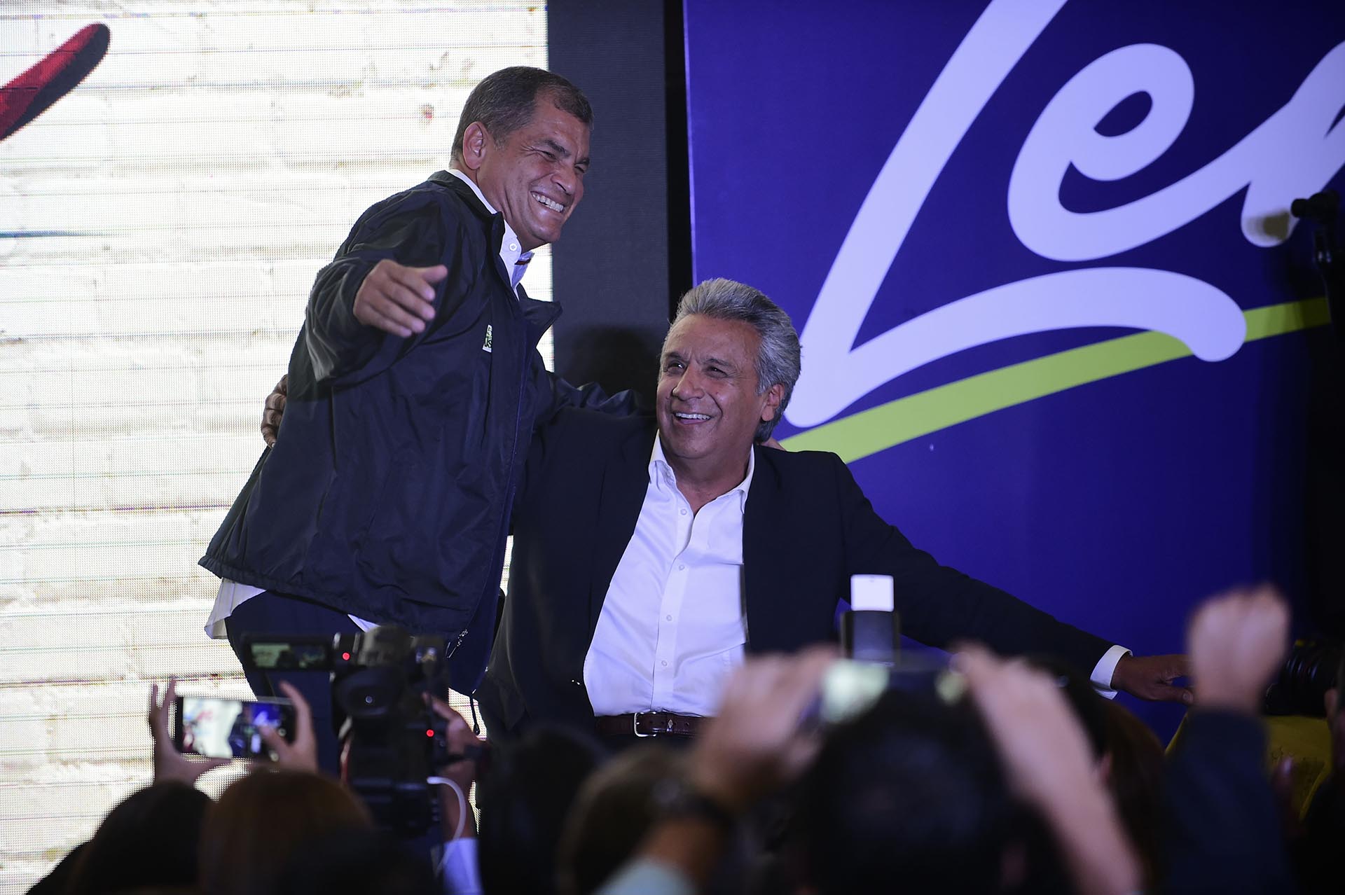 Rafael Correa (izq.) y Lenin Moreno el 19 de febrero de 2017 (AFP PHOTO / RODRIGO BUENDIA)