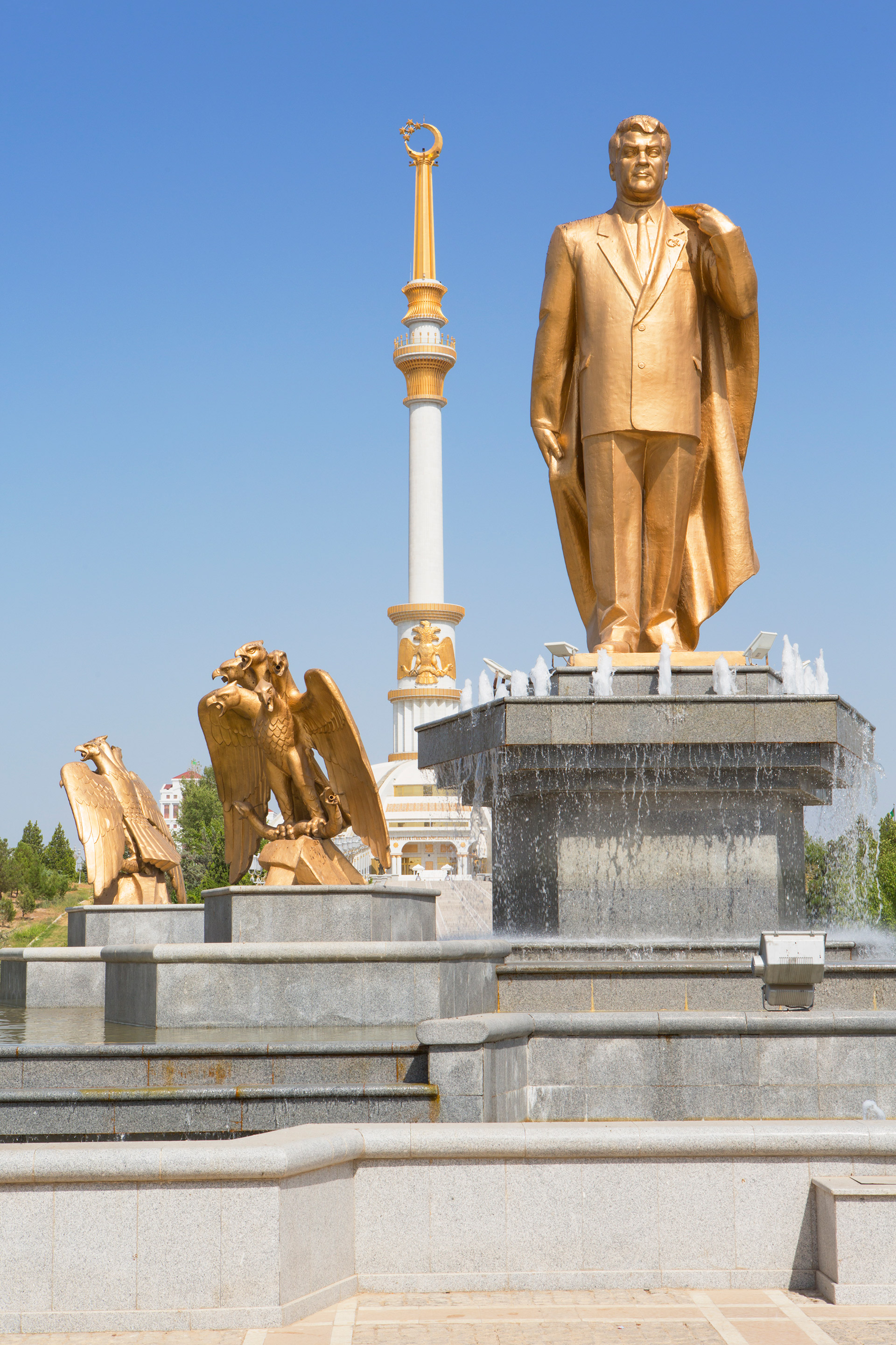Una estatua dorada con la figura del ex presidente de Turkmenistán, Saparmurat Niyazov, que promovió un culto a su persona durante sus 21 años de gobierno