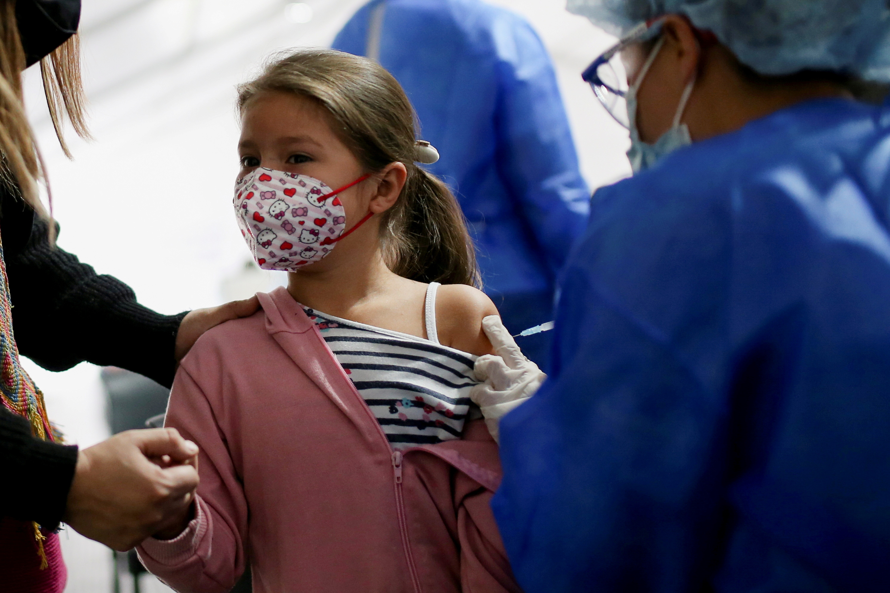 Una niña recibe una dosis de la vacuna (Reuters)