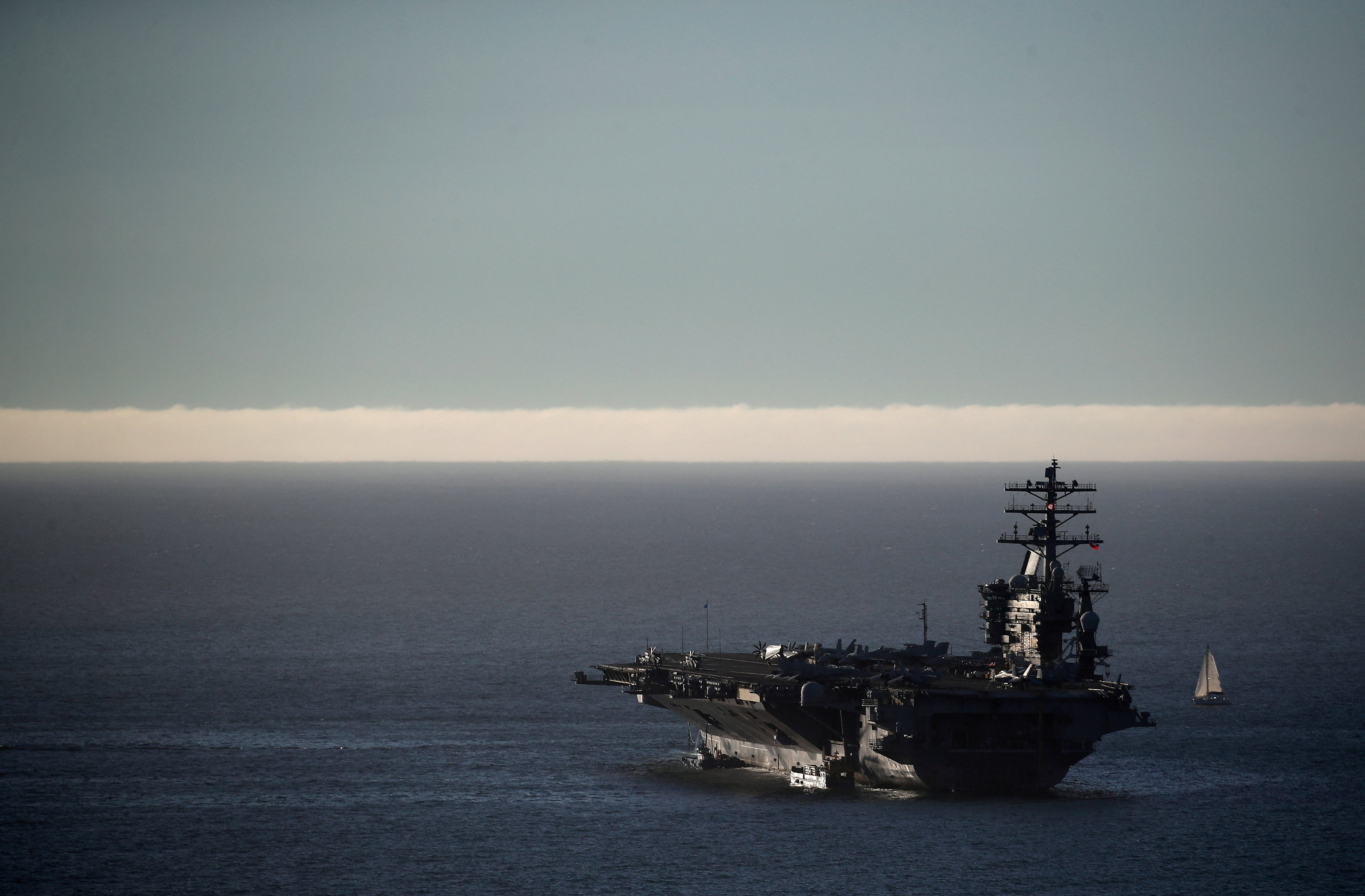 En un nuevo gesto de alineamiento con EEUU, Javier Milei eval&uacute;a viajar y subirse al portaaviones USS Nimitz 