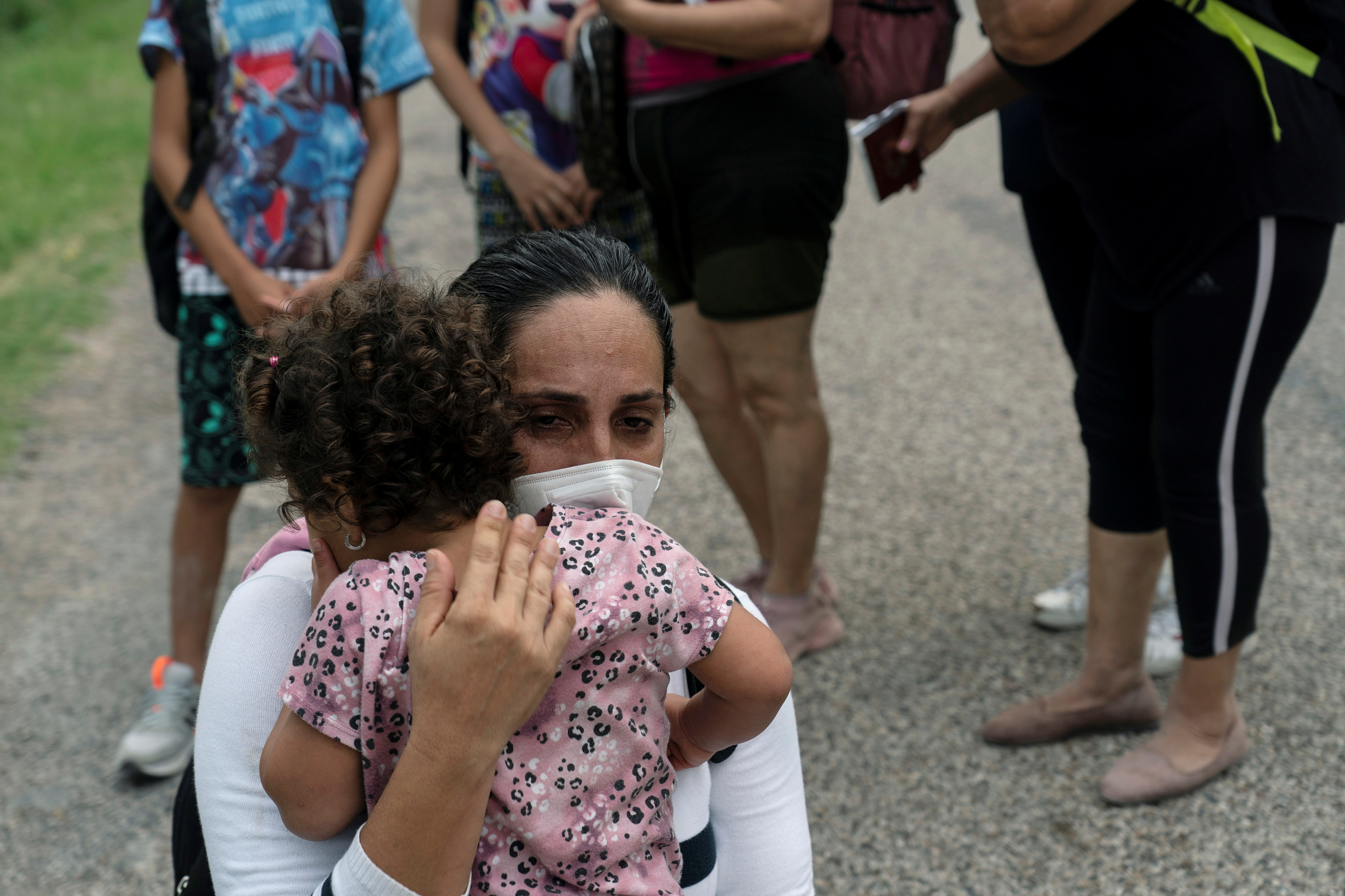 Una madre venezolana abraza a su bebé luego de cruzar la frontera sur hacia EEUU 