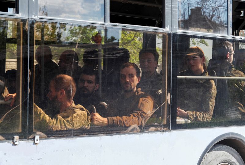 FOTO DE ARCHIVO-Un autobús que transporta a miembros del servicio de las fuerzas armadas ucranianas, que se rindieron en la asediada fábrica de acero Azovstal,el 20 de mayo de 2022. REUTERS/Alexander Ermochenko