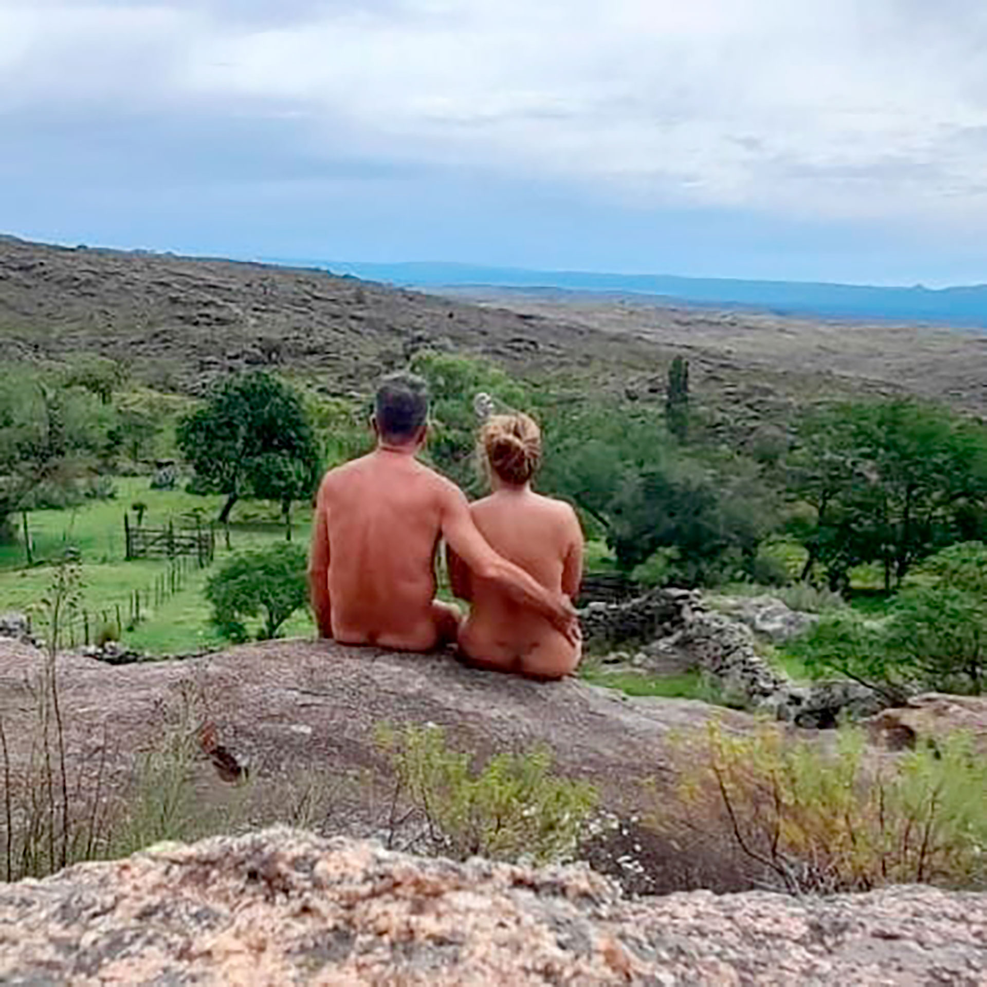 familia desnuda en casa Son una pareja nudista y promueven el turismo al desnudo: las preguntas  sexuales que todos les hacen - Infobae