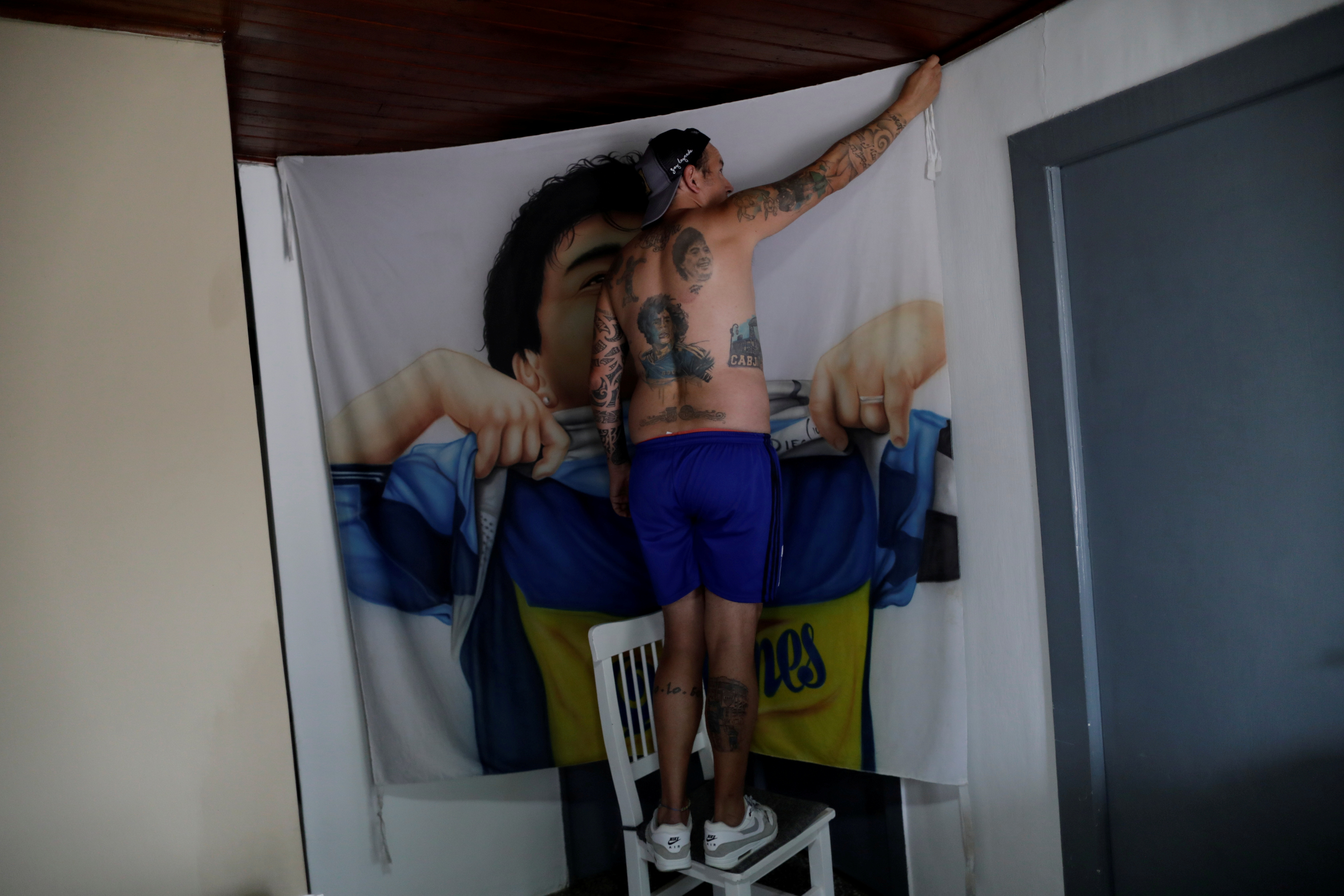 Luciano Zarate, mostró sus tatuajes que lleva en su cuerpo y una bandera con la imagen del "Diez" - REUTERS