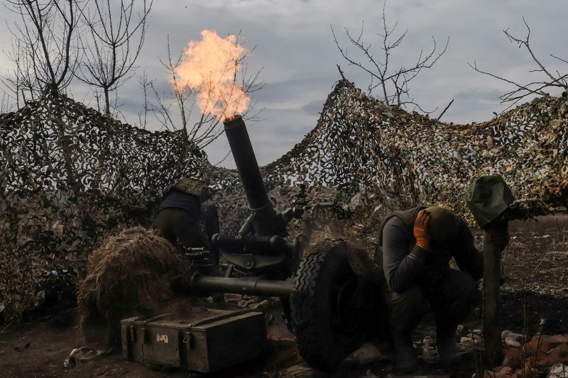 Militares ucranianos disparan un mortero contra las tropas rusas en las afueras de la ciudad de Bakhmut, en medio del ataque de Rusia a Ucrania, en la región de Donetsk, Ucrania, el 6 de marzo de 2023. Radio Free Europe/Radio Liberty/Serhii Nuzhnenko vía REUTERS/Archivo
