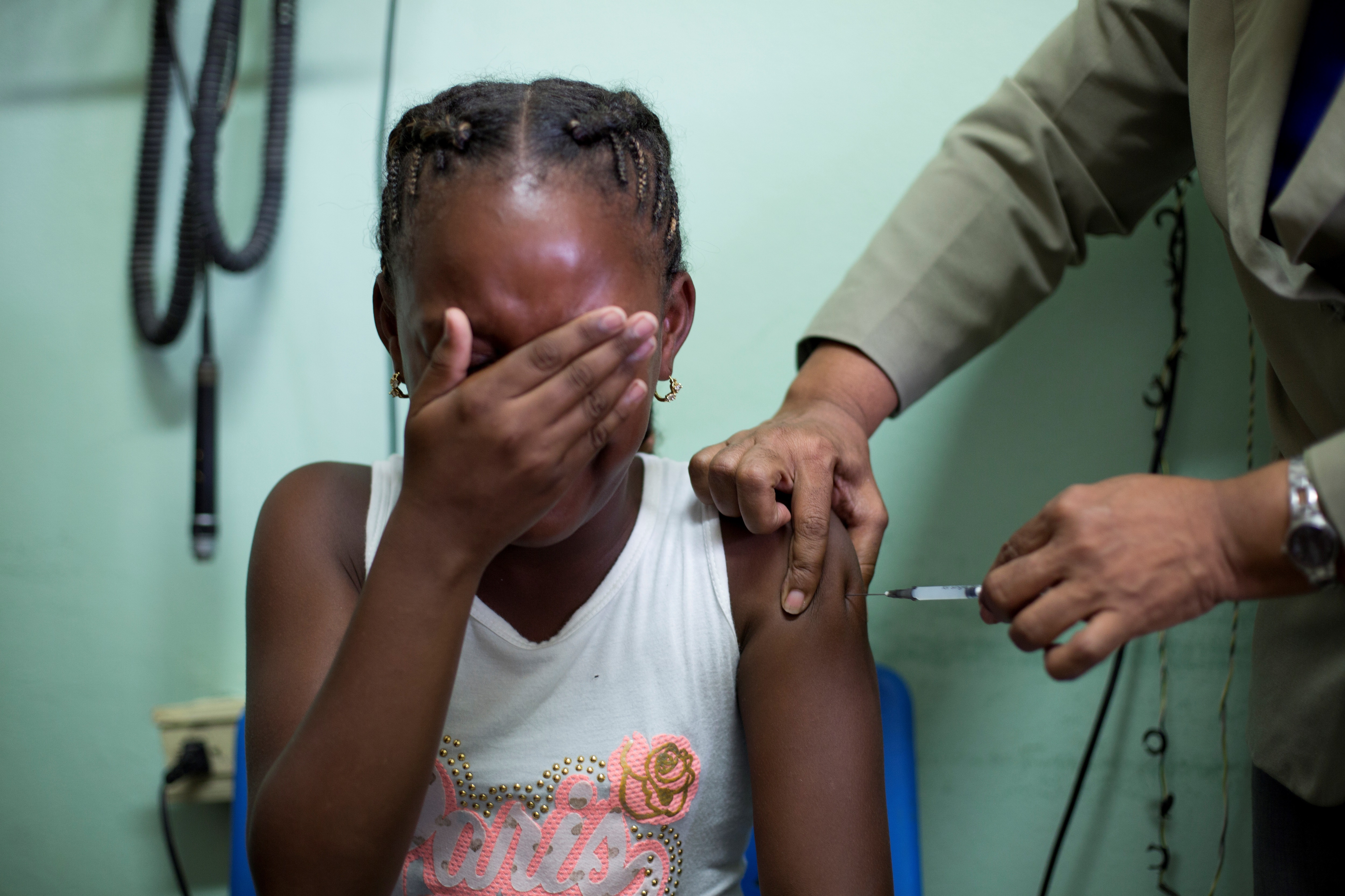 Una niña recibe una vacuna contra la difteria en Santo Domingo (República Dominicana). EFE/Orlando Barría/Archivo
