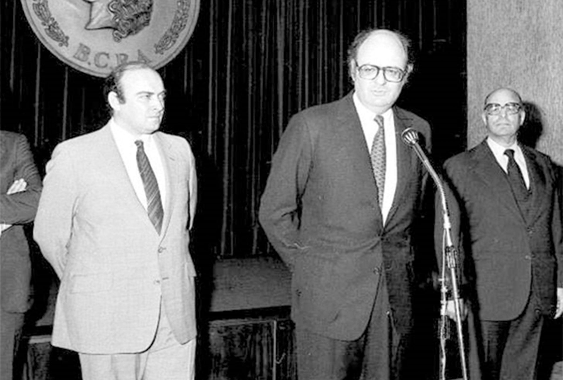 Dagnino Pastore y Cavallo, cuando asumieron como ministro de Economía. En julio de 1982 el ministro devaluó y desdobló el tipo de cambio, pero no logró controlar la inflación