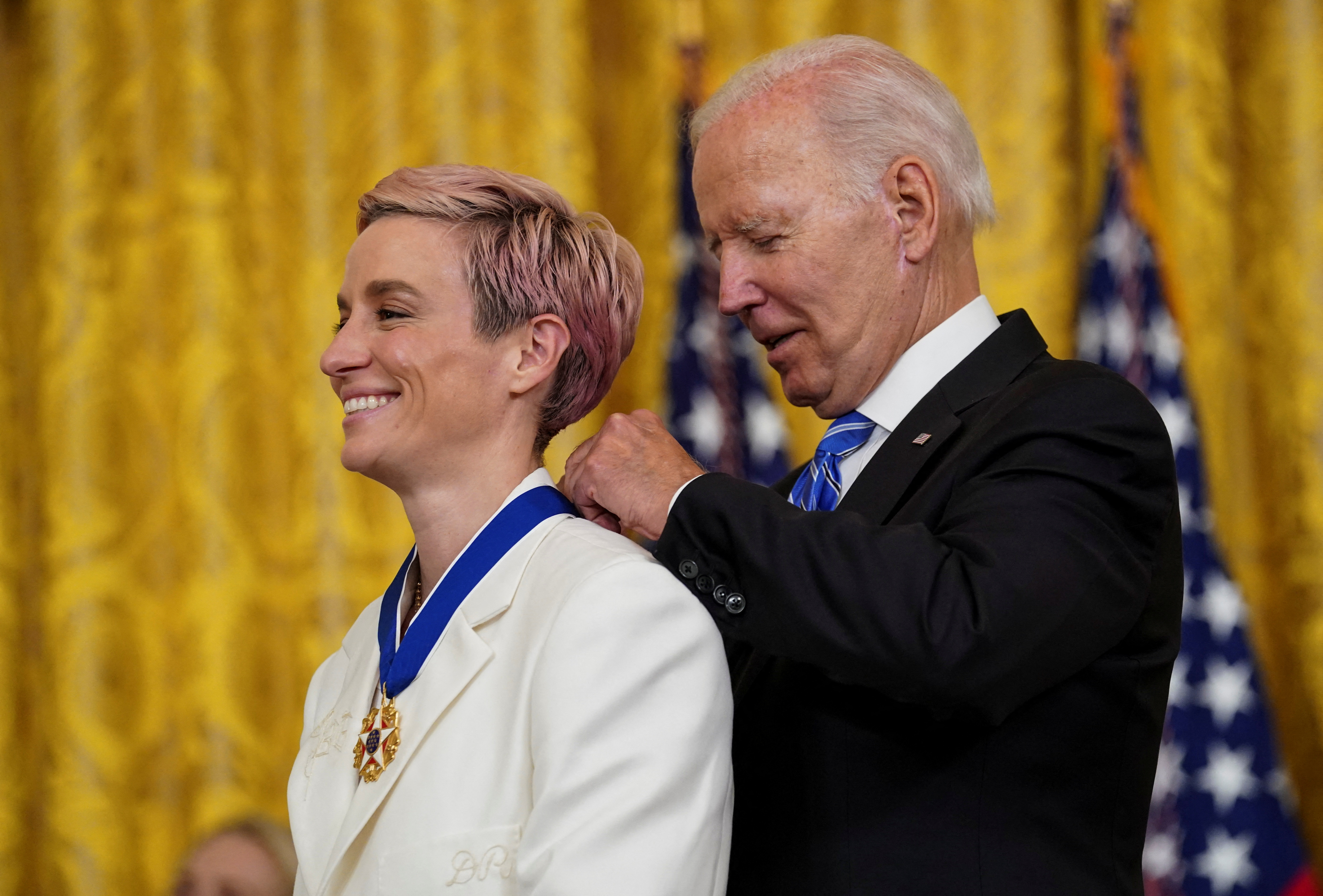 El presidente Joe Biden le entrega la Medalla de la Libertad a Megan Rapinoe
