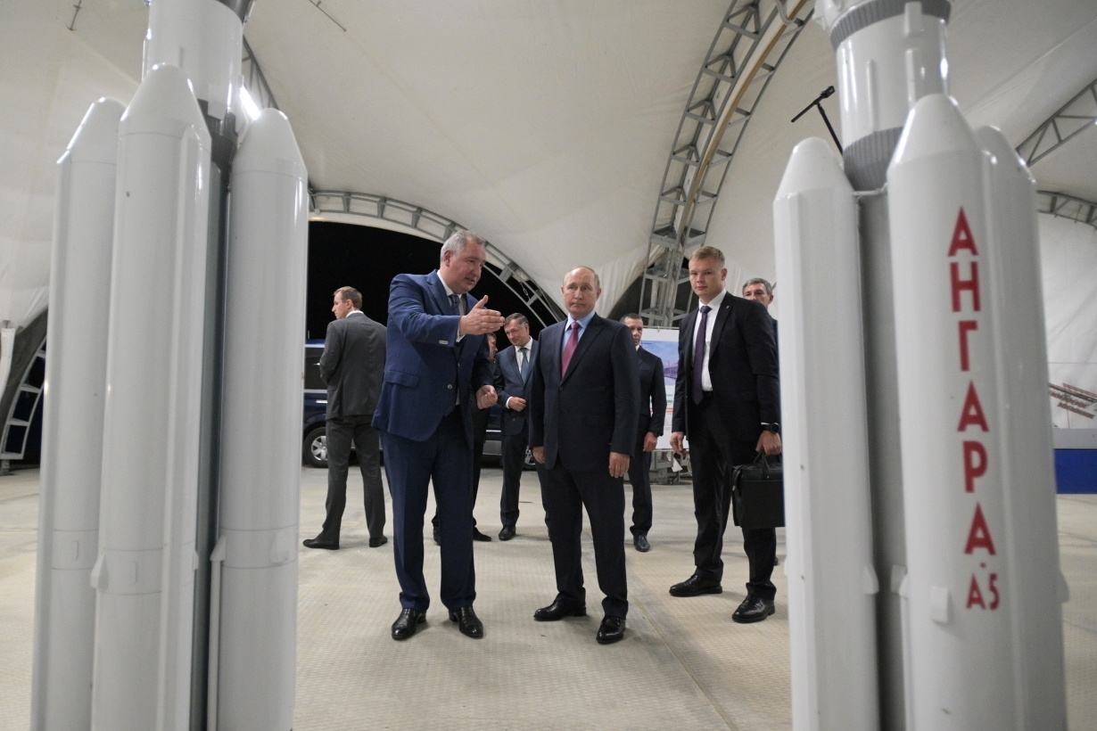 El presidente ruso, VladImir Putin, y el director general de la corporación espacial estatal Roscosmos, Dmitri Rogozin, en una imagen de archivo en el cosmódromo de Vostochny en la región de Amur (Reuters)