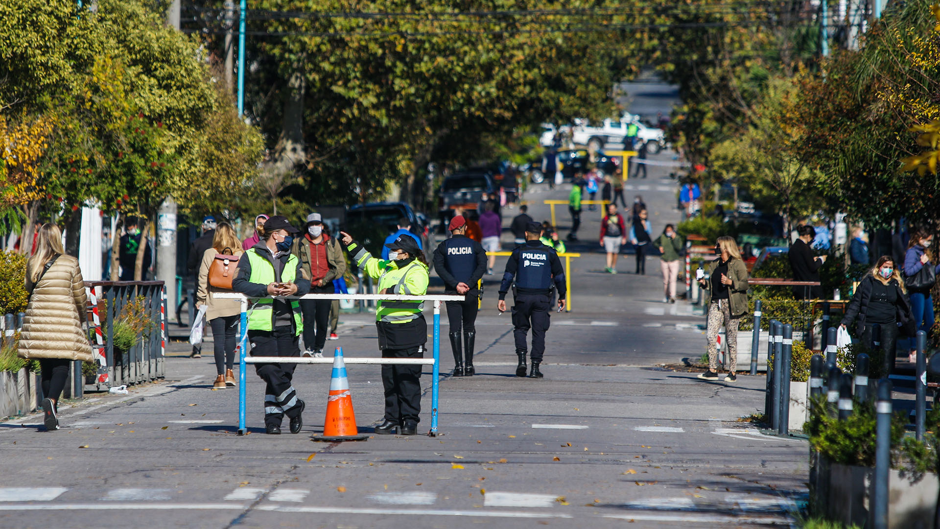 La policía estableció un sistema de vallado a partir de las 9 de la mañana en las calles San Juan y Güemes para hacerlas peatonales y facilitar el distanciamiento social (Christian Heit)