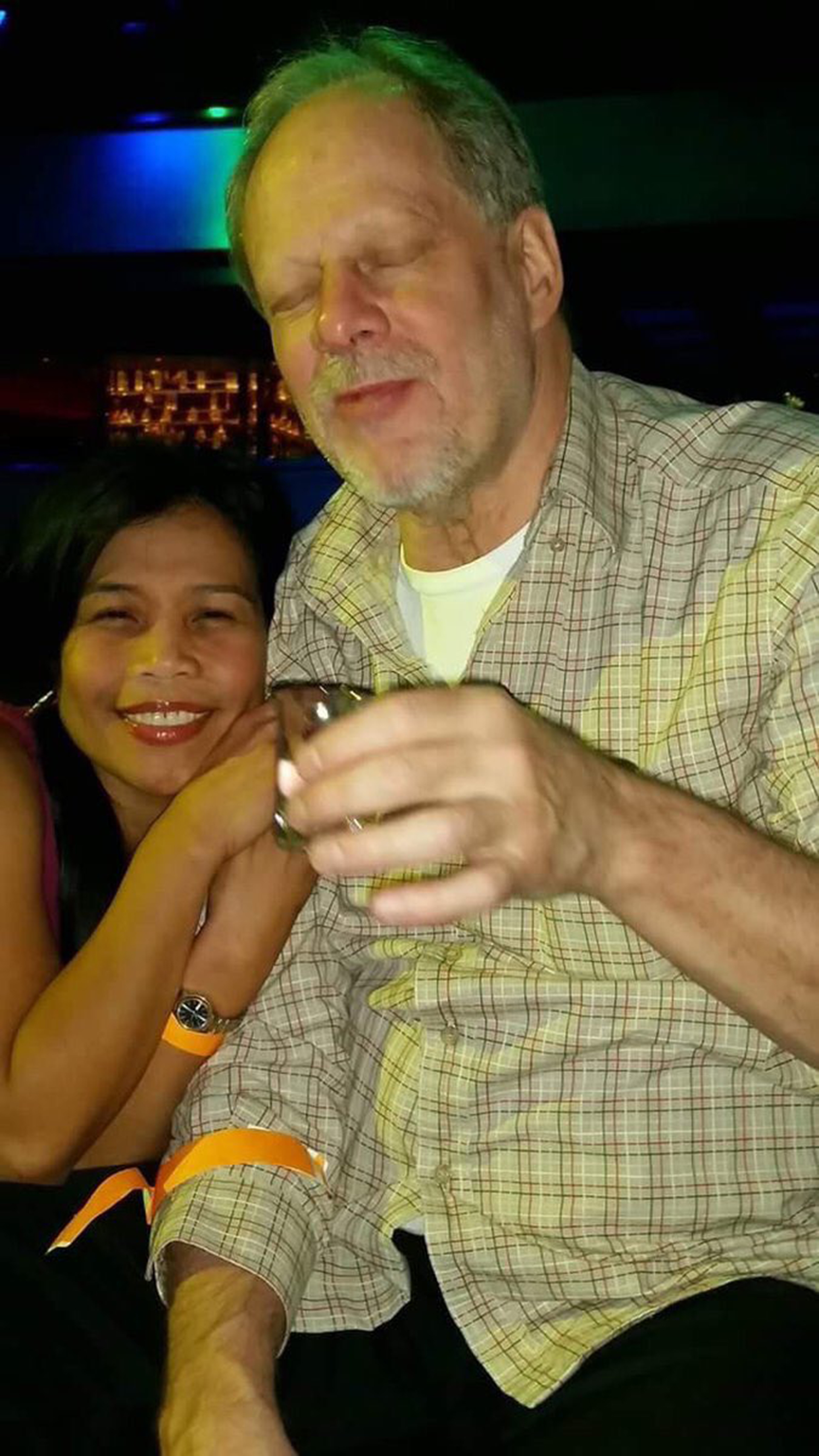 Stephen Paddock dengan Marilou Danley, pacarnya asal Filipina.  Beberapa minggu sebelumnya, dia memberinya tiket ke Filipina sehingga dia bisa mengunjungi keluarganya.