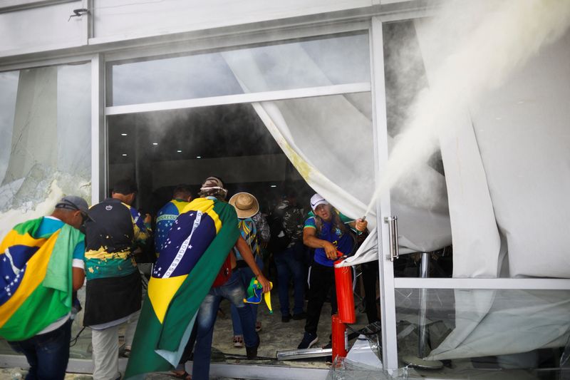 Simpatizantes del expresidente de Brasil Jair Bolsonaro irrumpen en un edificio durante una manifestación contra el presidente Luiz Inacio Lula da Silva en Brasilia, Brasil. 8 de enero de 2023. REUTERS/Adriano Machado