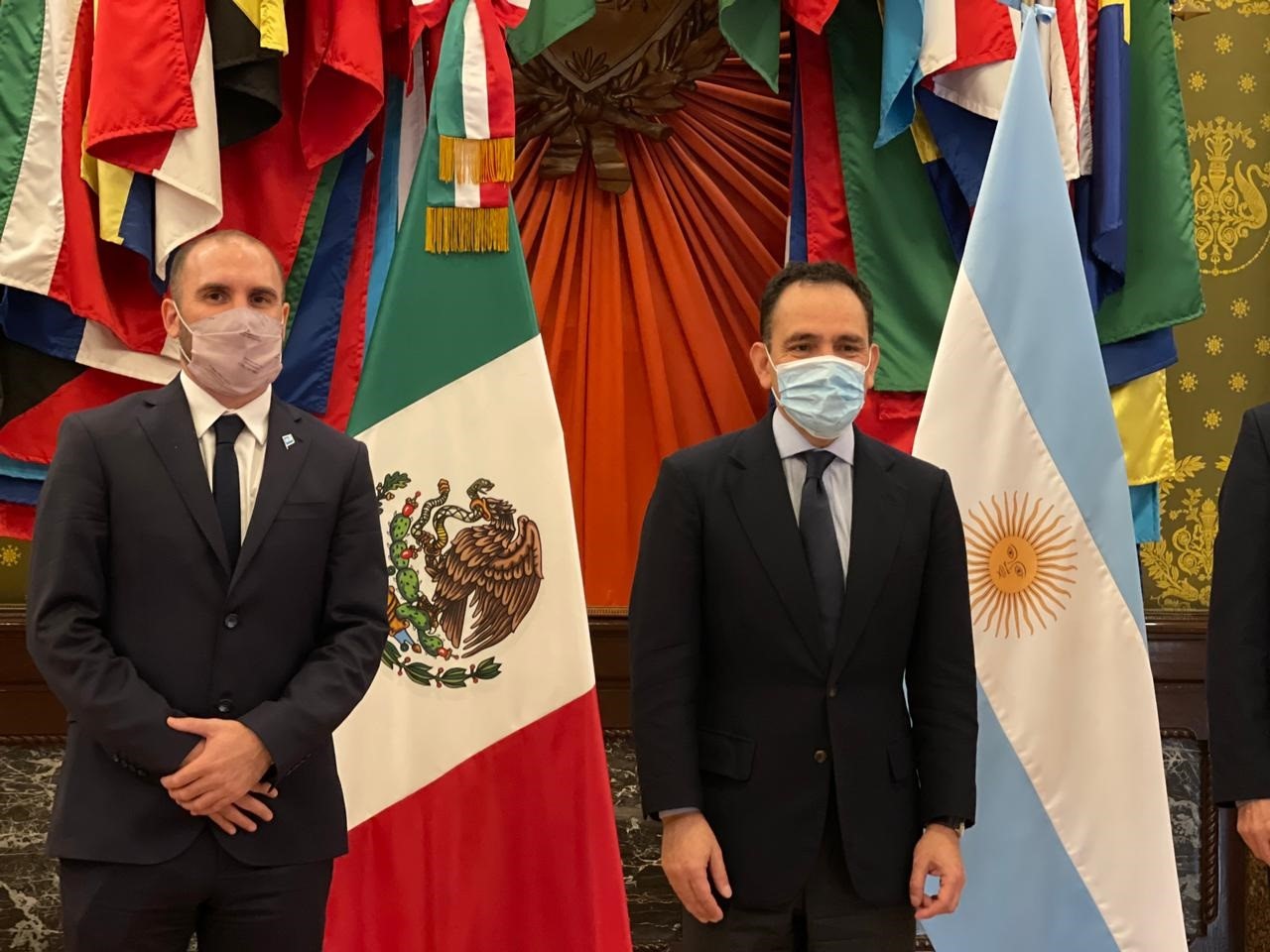 Guzmán y su par mexicano, Arturo Herrera, con quien presentó un plan para "redistribuir" parte de los USD 650.000 millones que emitirá el FMI