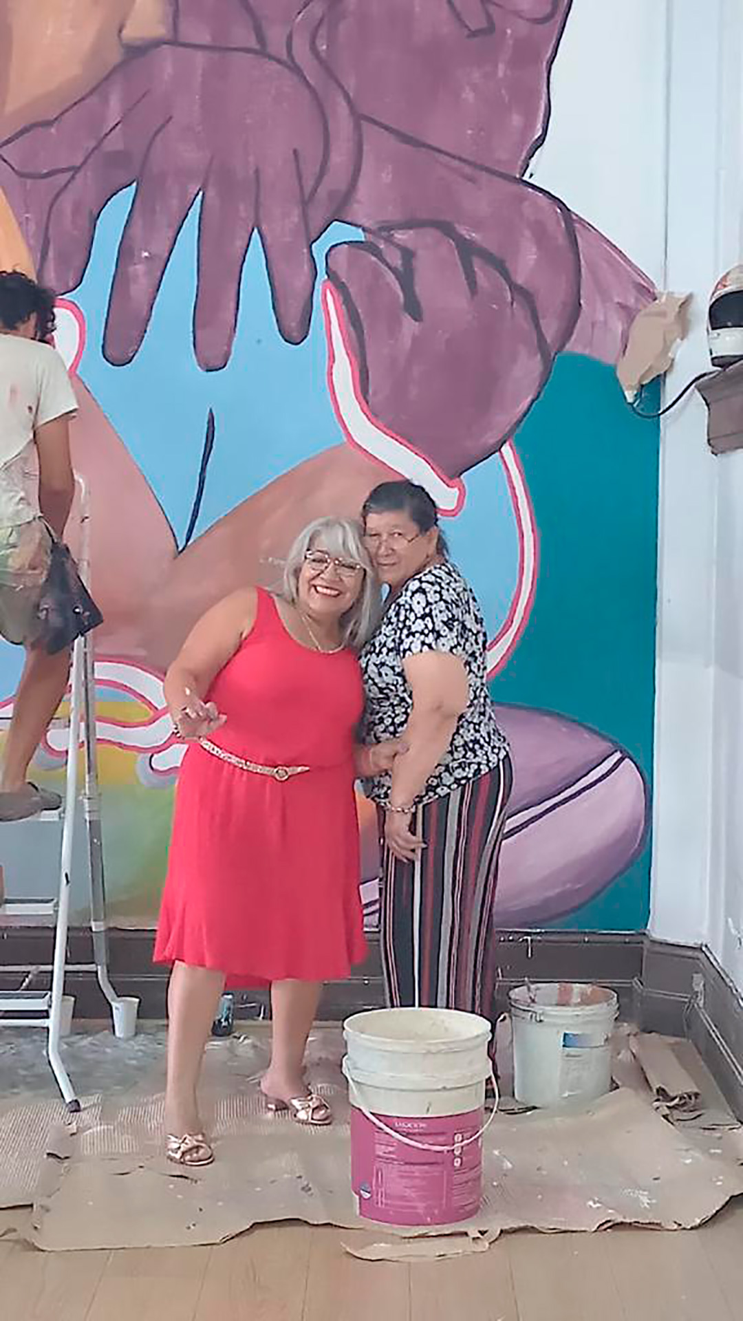 Nilda Gómez e Isabel Rodas, dos de las madres de Cromañon, en los últimos toques al mural que será inaugurado hoy a las 20.00 en la sede de la ONG Familias por la Vida, en la estación de trenes de Once