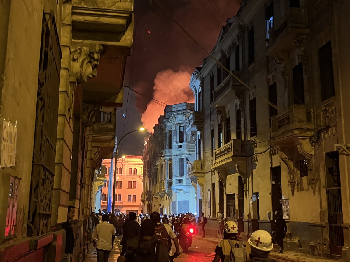 Incendio en Plaza San Martín se reportó en medio de las movilizaciones por la Toma de Lima.