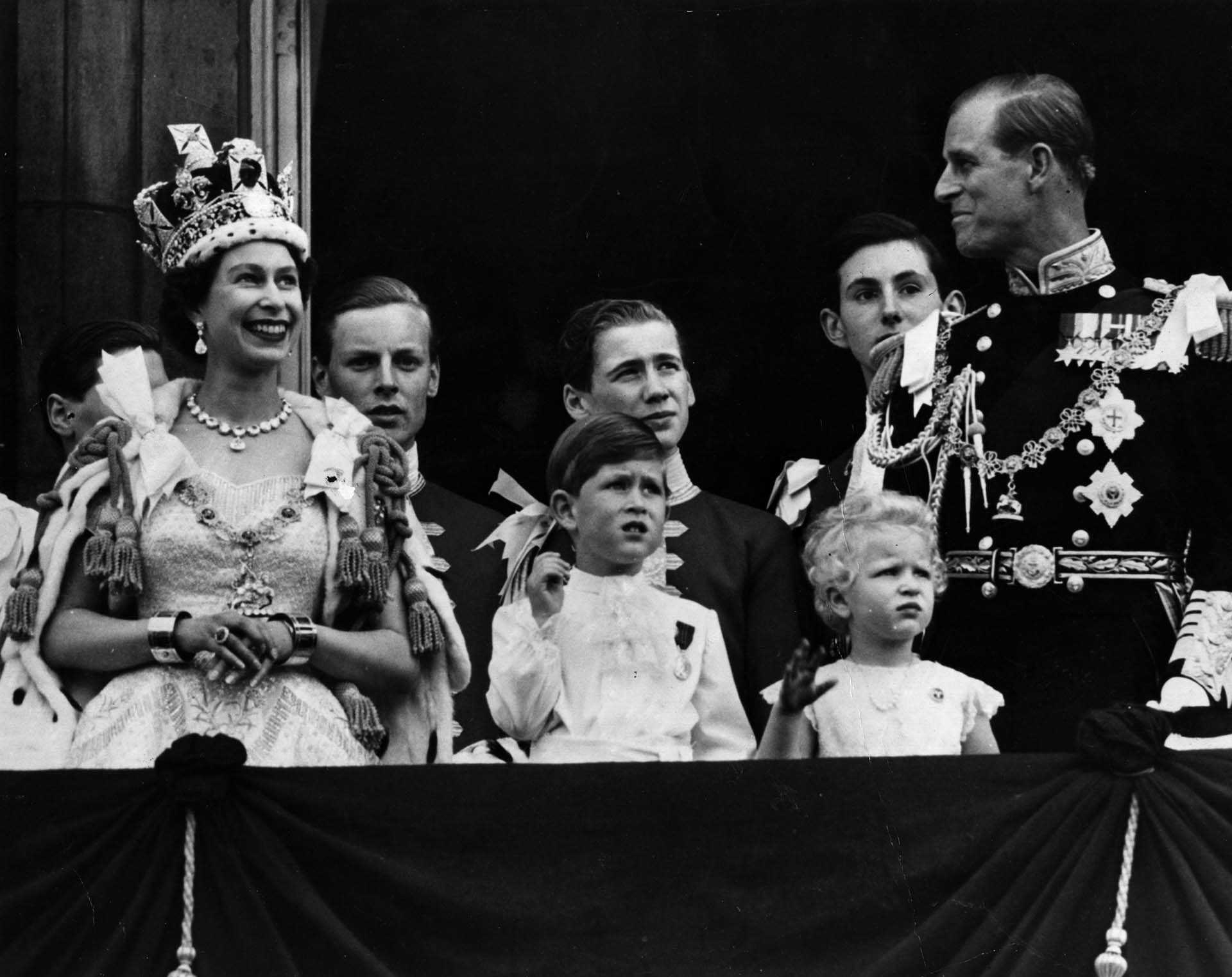 Carlos tenía 4 años cuando su madre fue coronada reina en 1953 (Fox Photos/Getty Images)