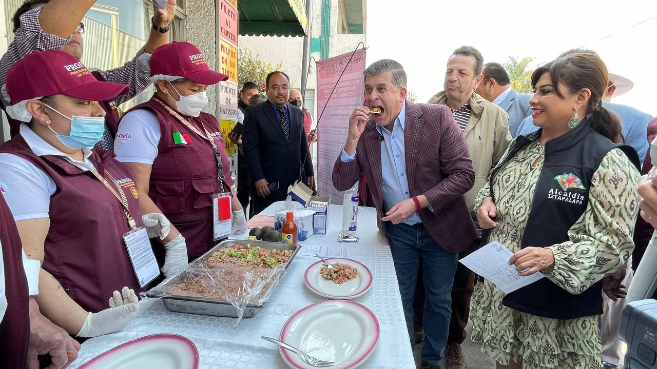 El titular de Profeco y alcaldesa de Iztapalapa dieron un recorrido por La Viga. (Foto: tomada de TW/@ClaraBrugadaM)